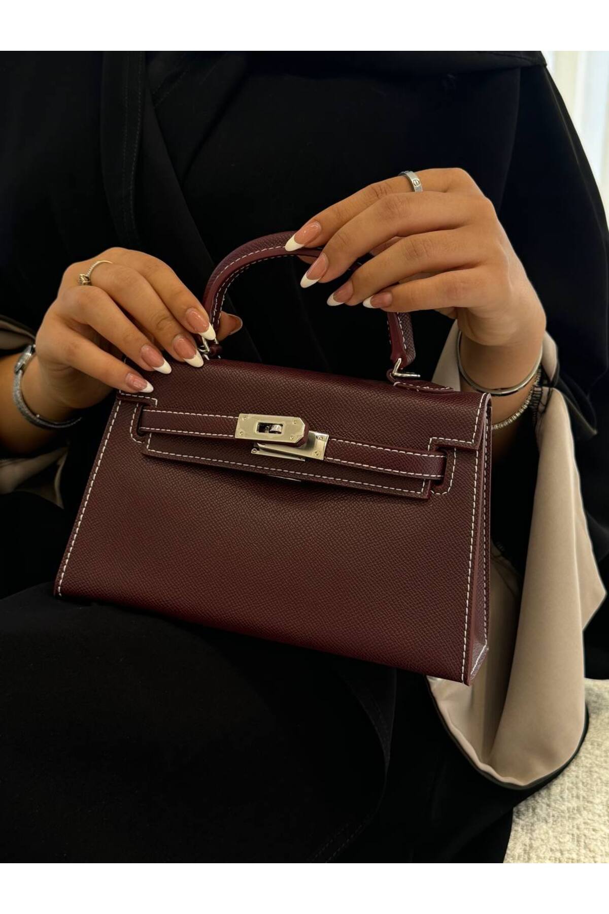 حقيبة يد عنابية بجلد مع مقبض علوي وقفل معدني فضي
