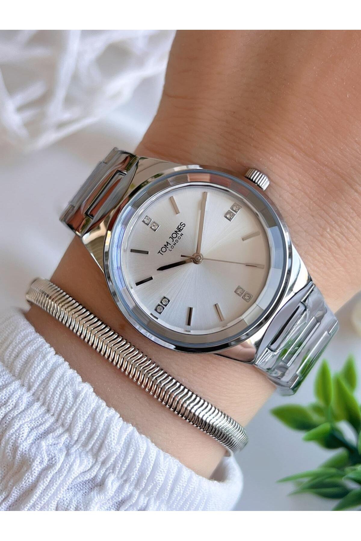 24 Months Warranty Silver Color Steel Band No Discoloration 30 Mt Waterproof Women Wrist Watch