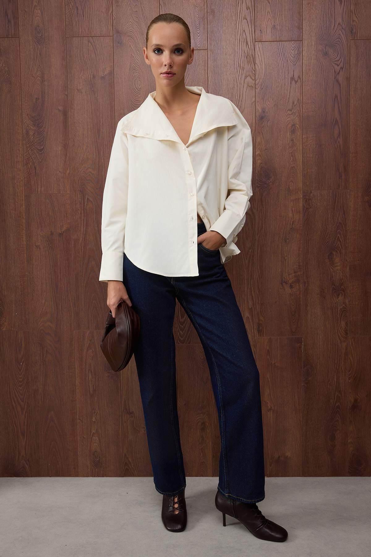 Trendyolmilla  Özel Koleksiyon Taş Yaka Detaylı Düşük Omuz Gömlek TWOAW26GO00035 - Görsel 2