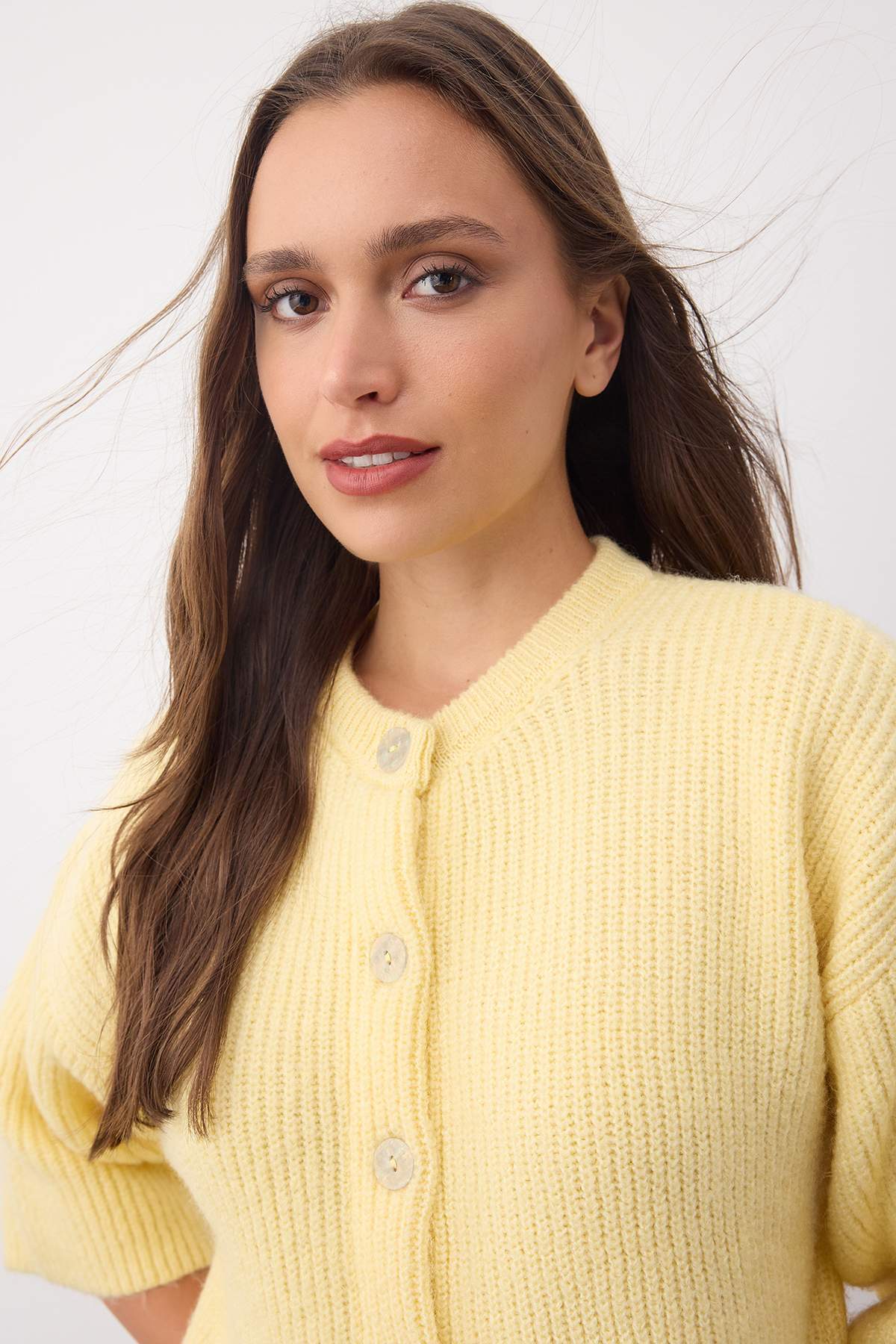 Trendyolmilla  Wardrobe Essentials Sarı Yumuşak Dokulu Geniş Kalıp Kısa Kol Basic Triko Hırka TWOAW26HI00251 - Görsel 2