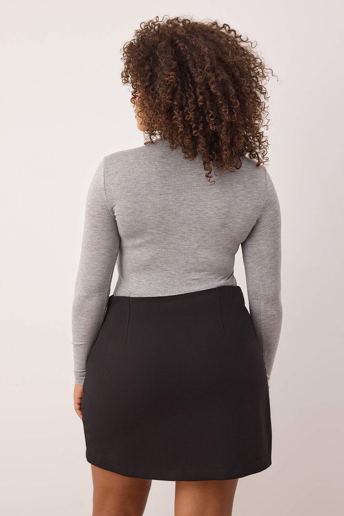 Trendyolmilla  Siyah Pilili Kemerli Dokuma Büyük Beden Şort Etek TBBAW26AZ00015 - Görsel 5