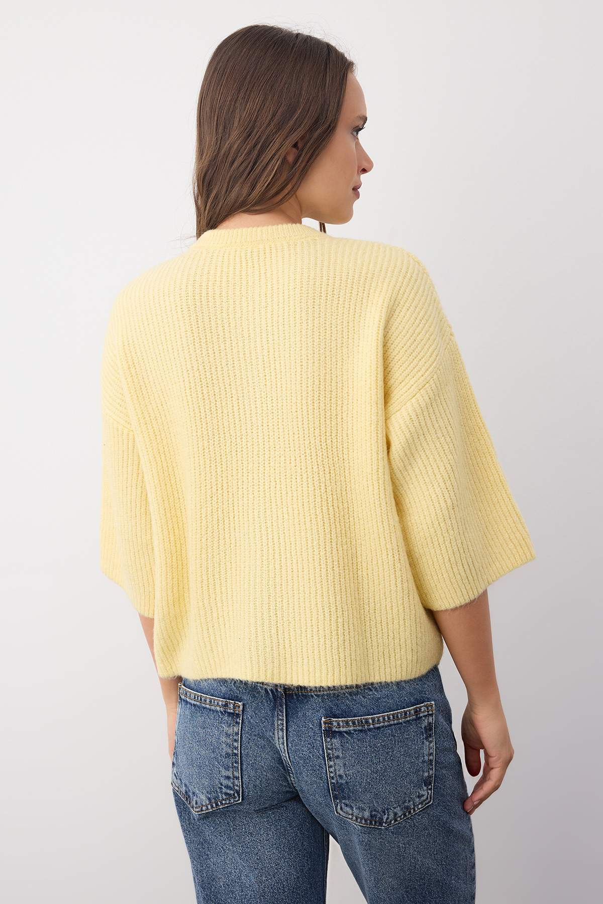 Trendyolmilla  Wardrobe Essentials Sarı Yumuşak Dokulu Geniş Kalıp Kısa Kol Basic Triko Hırka TWOAW26HI00251 - Görsel 4