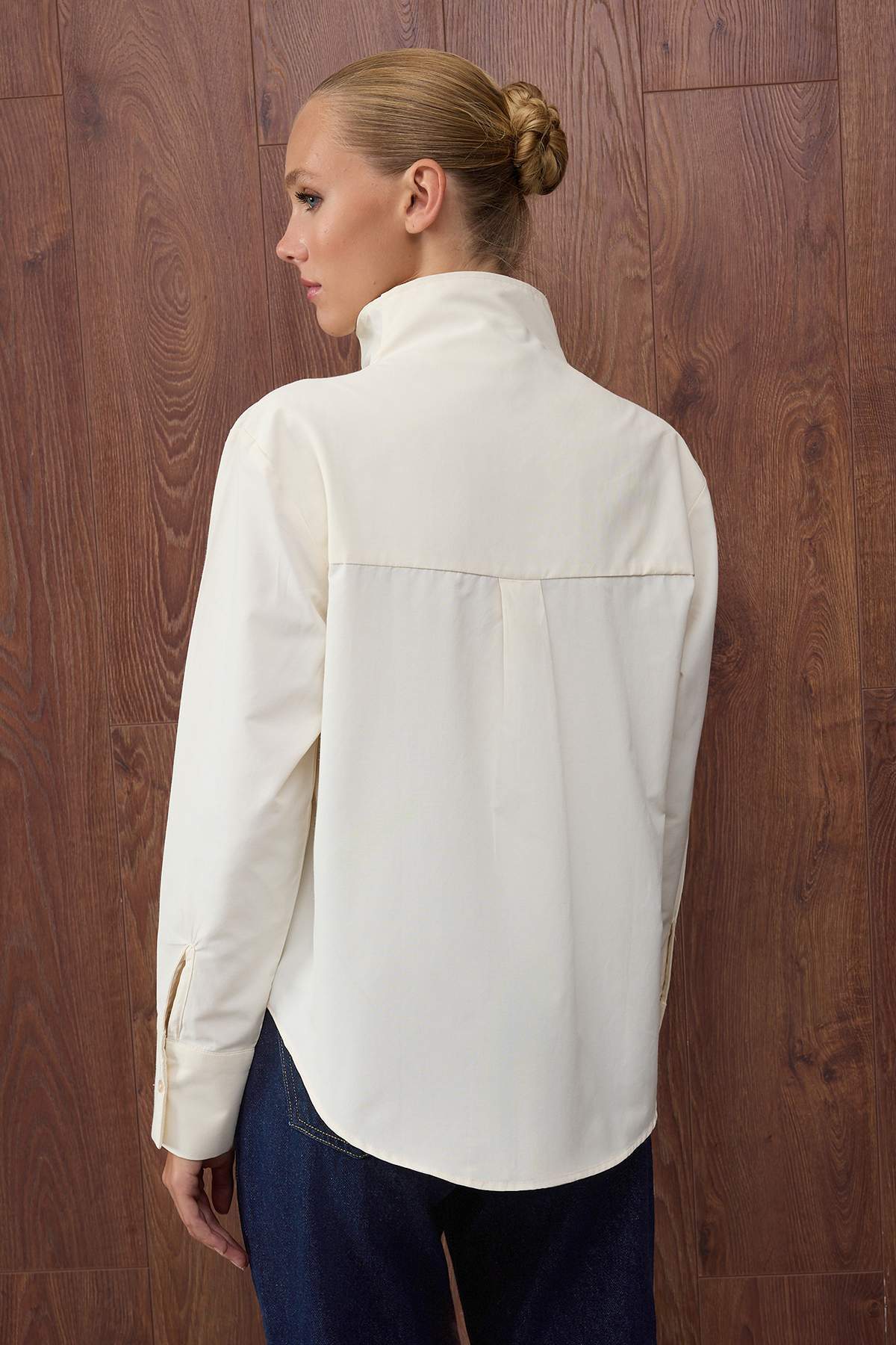 Trendyolmilla  Özel Koleksiyon Taş Yaka Detaylı Düşük Omuz Gömlek TWOAW26GO00035 - Görsel 4