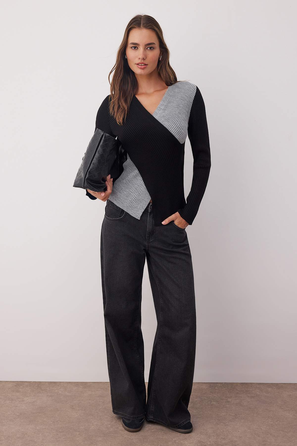 Trendyolmilla  Siyah Fitted/Vücuda Oturan Kruvaze İnce Triko Kazak TWOAW26KZ00178 - Görsel 2