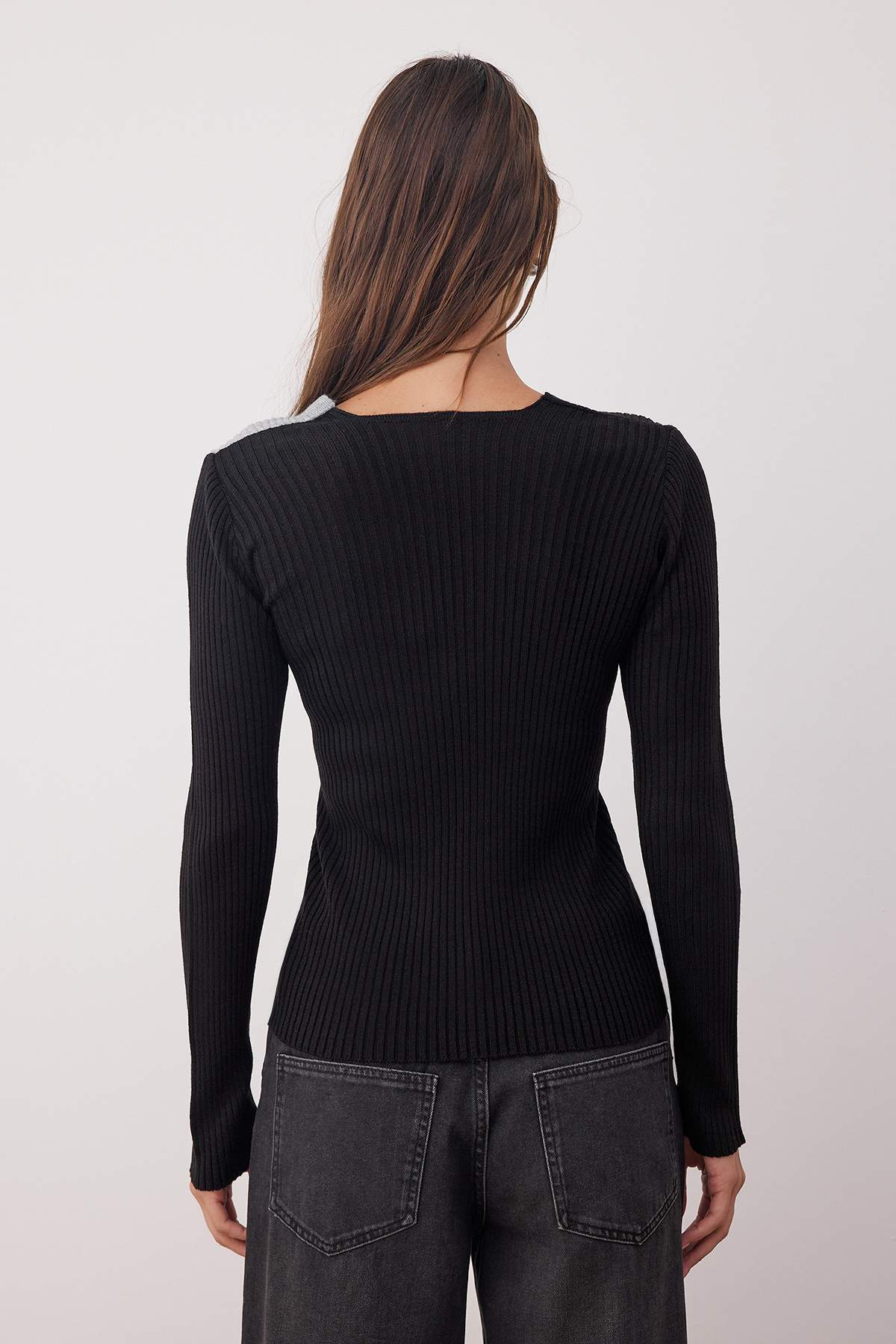 Trendyolmilla  Siyah Fitted/Vücuda Oturan Kruvaze İnce Triko Kazak TWOAW26KZ00178 - Görsel 4