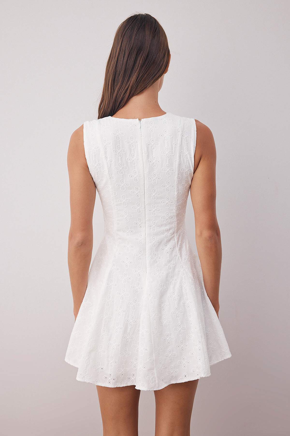 Trendyolmilla  Ekru Eteği Belden Açılan Brode Mini Dokuma Elbise TWOSS25EL00884 - Görsel 4