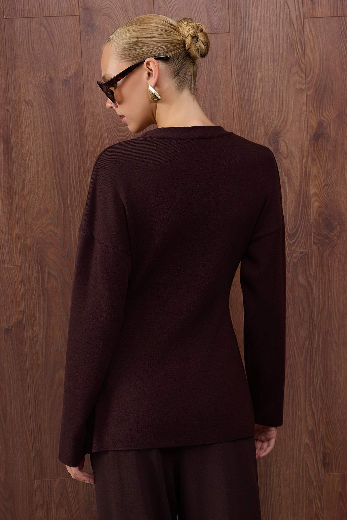 Trendyol Collection Speciální kolekce hnědého úpletu s výstřihem do V a mercerizovaným vzhledem z prémiové příze TWOAW26HI00079