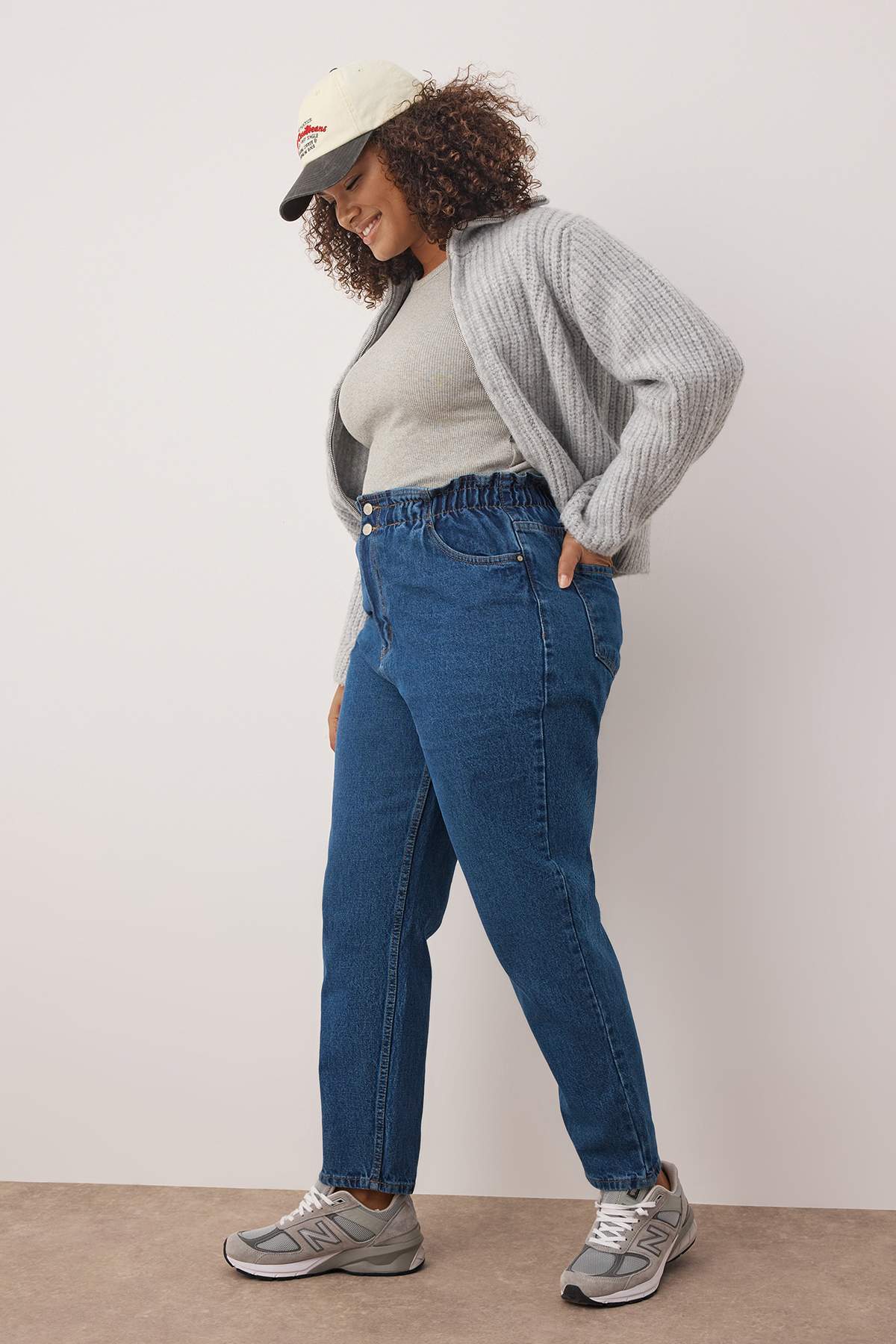 Trendyol Curve Modré džíny Mom s vysokým páskem a elastickým pasem ve velké velikosti TBBAW23JE00002