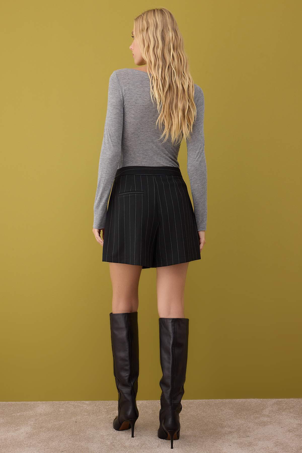 Trendyolmilla  Siyah Çizgili Pilili Cep Detaylı Kısa Şort Etek Şort & Bermuda TWOAW26SR00050 - Görsel 5