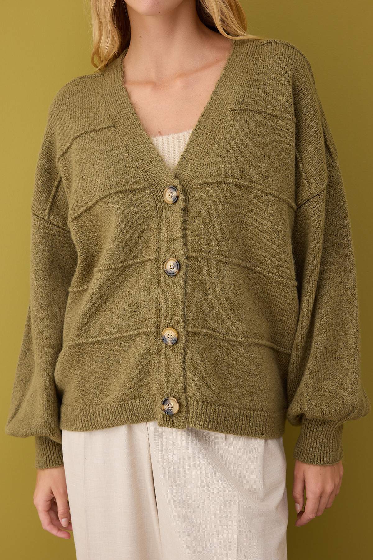 Trendyolmilla  Haki Yumuşak Dokulu Geniş Kalıp Triko Hırka TWOAW26HI00206 - Görsel 3