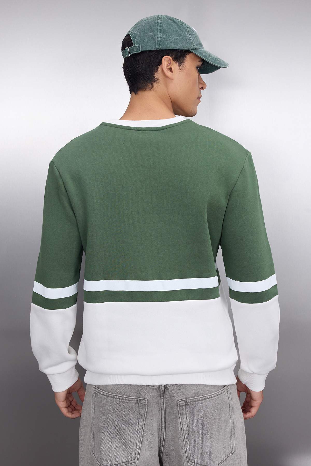Trendyolmilla  Haki Regular/Normal Kesim Uzun Kollu Baskılı Panelli Sweatshirt TMNAW23SW00140 - Görsel 4