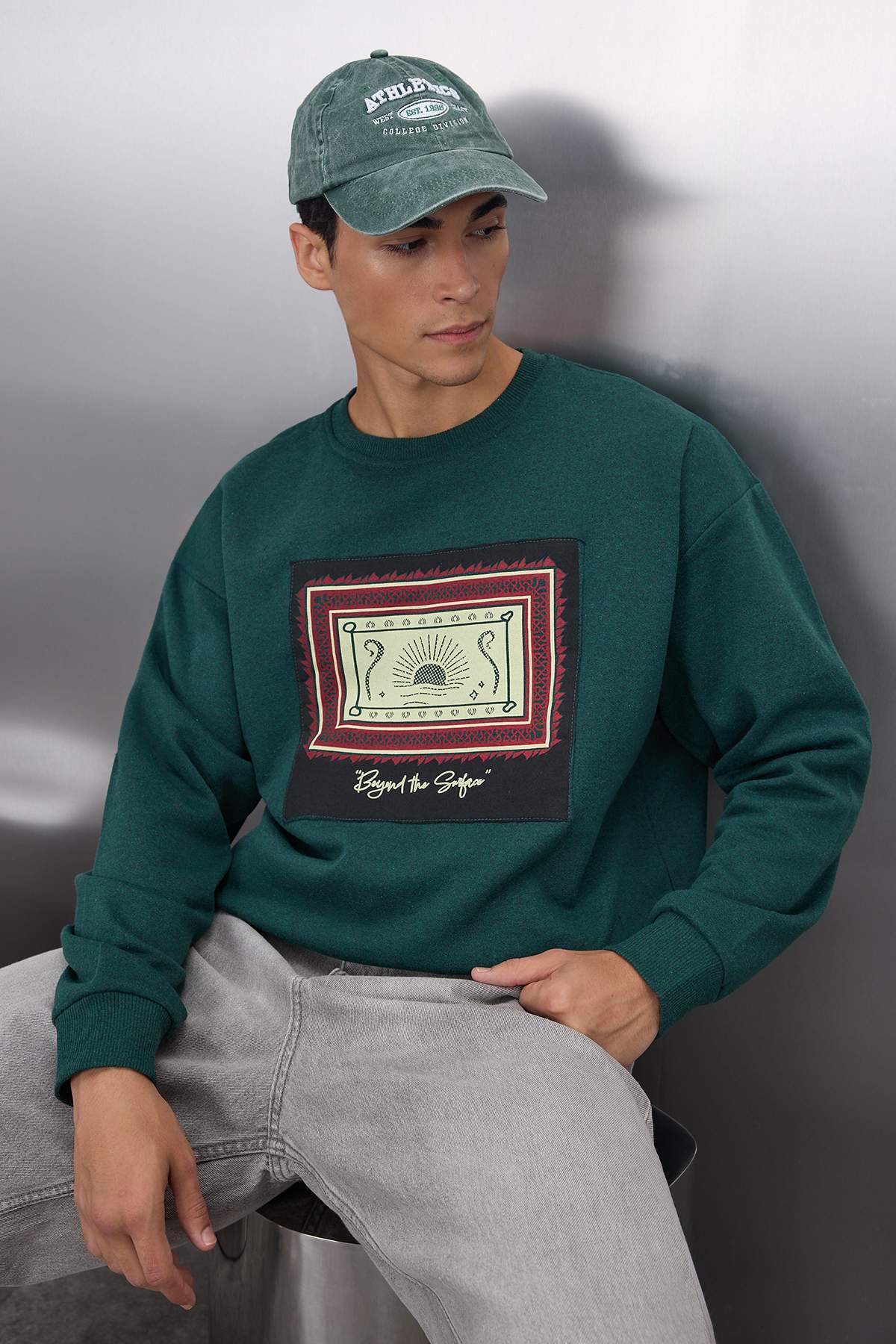 Trendyolmilla Man Yeşil Oversize/Geniş Kesim Bisiklet Yaka Uzun Kol Etnik Aplikeli Sweatshirt TMNAW24SW00170