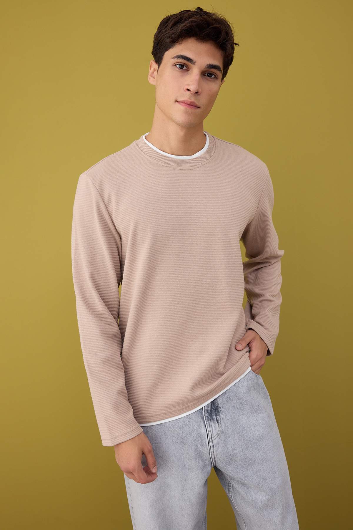 Trendyolmilla  Bej Regular/Normal Kesim Dokulu Basic Sweatshirt TMNAW22SW0658 - Görsel 2