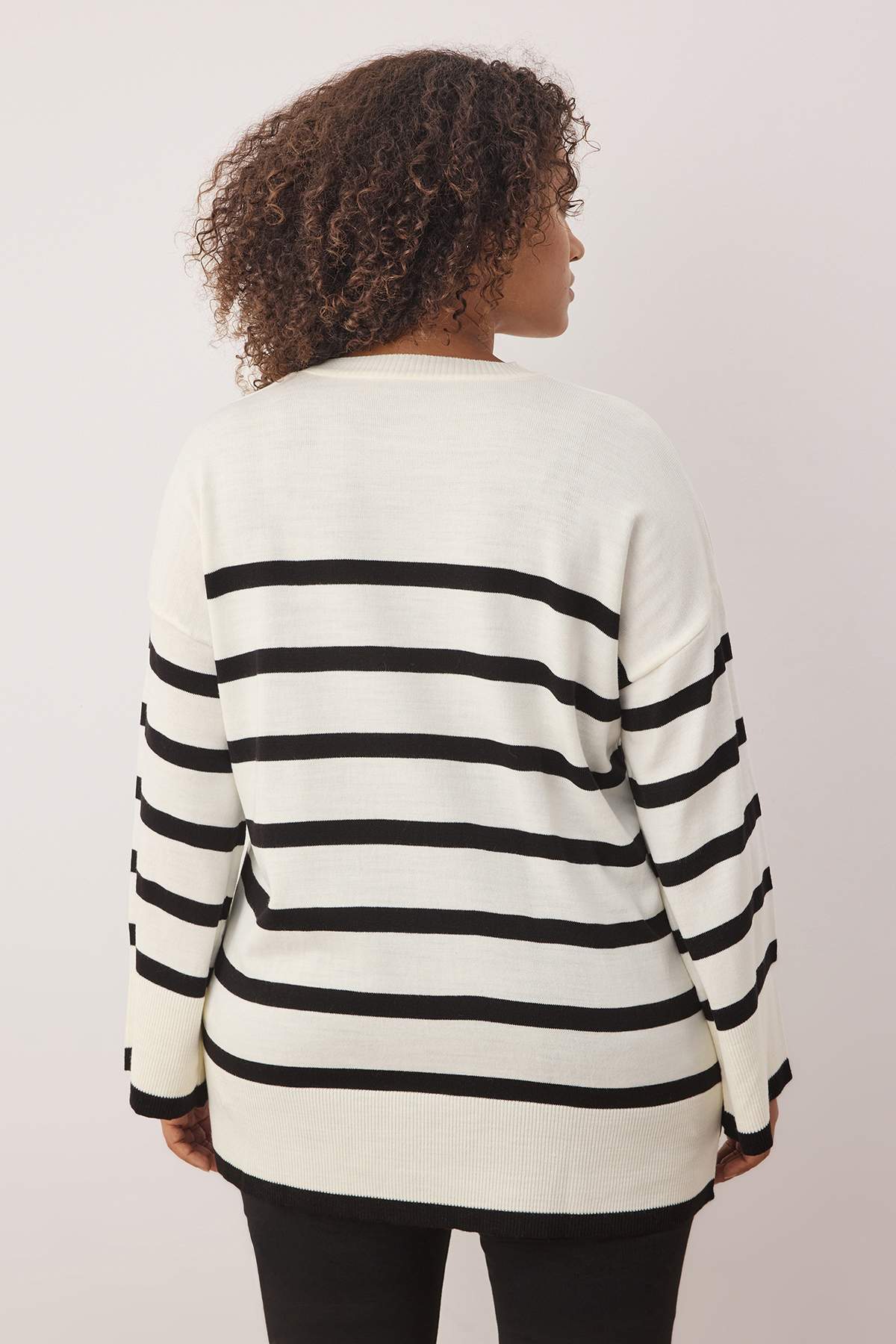 Trendyol Curve Ecru Striped Crew Neck Knitwear Svetr TBBAW24AN00024