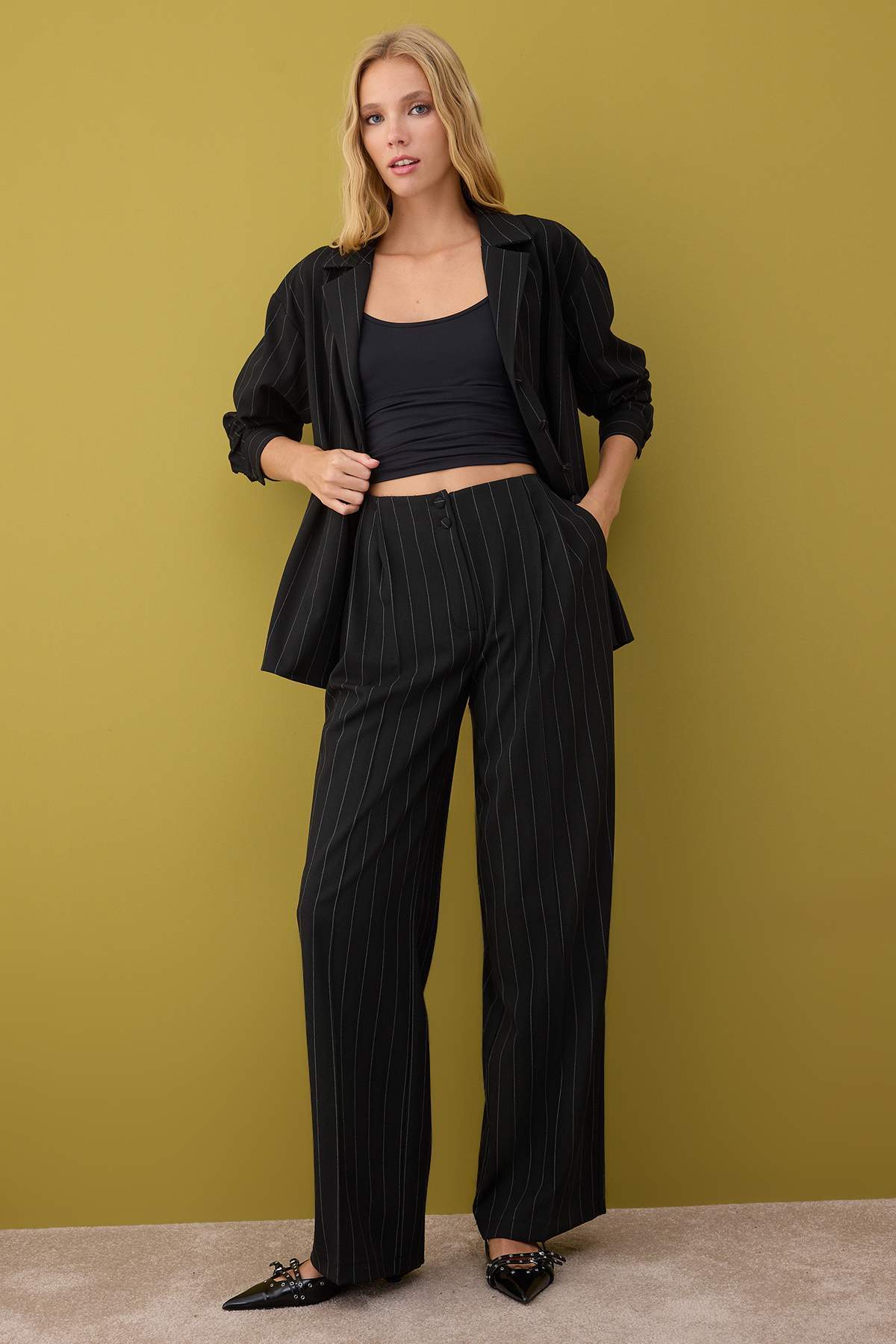 Trendyolmilla  Siyah Çizgili Wide Leg/Geniş Paça Kumaş Pantolon TWOAW26PL00102 - Görsel 2