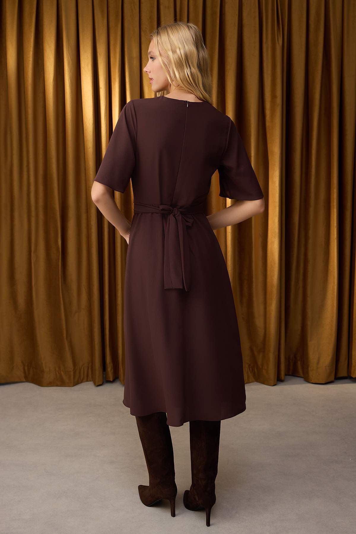 Trendyolmilla  Özel Koleksiyon Kahverengi Düz Aksesuar Detaylı Midi Dokuma Elbise TWOAW26EL00067 - Görsel 4