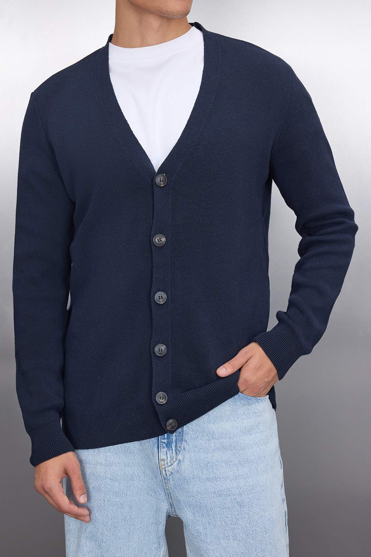 Trendyolmilla  Lacivert Erkek Slim Fit Pamuklu V Yaka Düğmeli Hırka TMNAW21HI0274 - Görsel 3