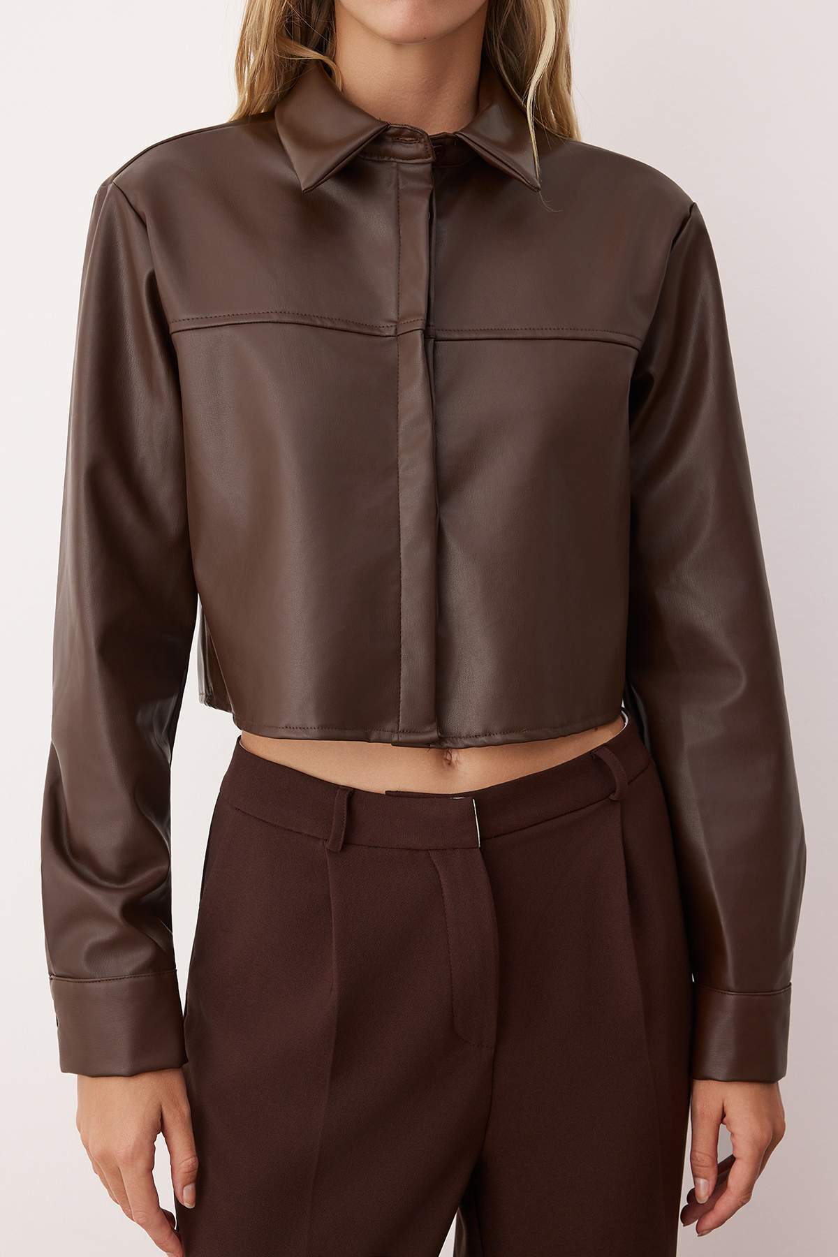 Trendyolmilla  Koyu Kahverengi Crop Deri Gömlek TWOAW26GO00025 - Görsel 4