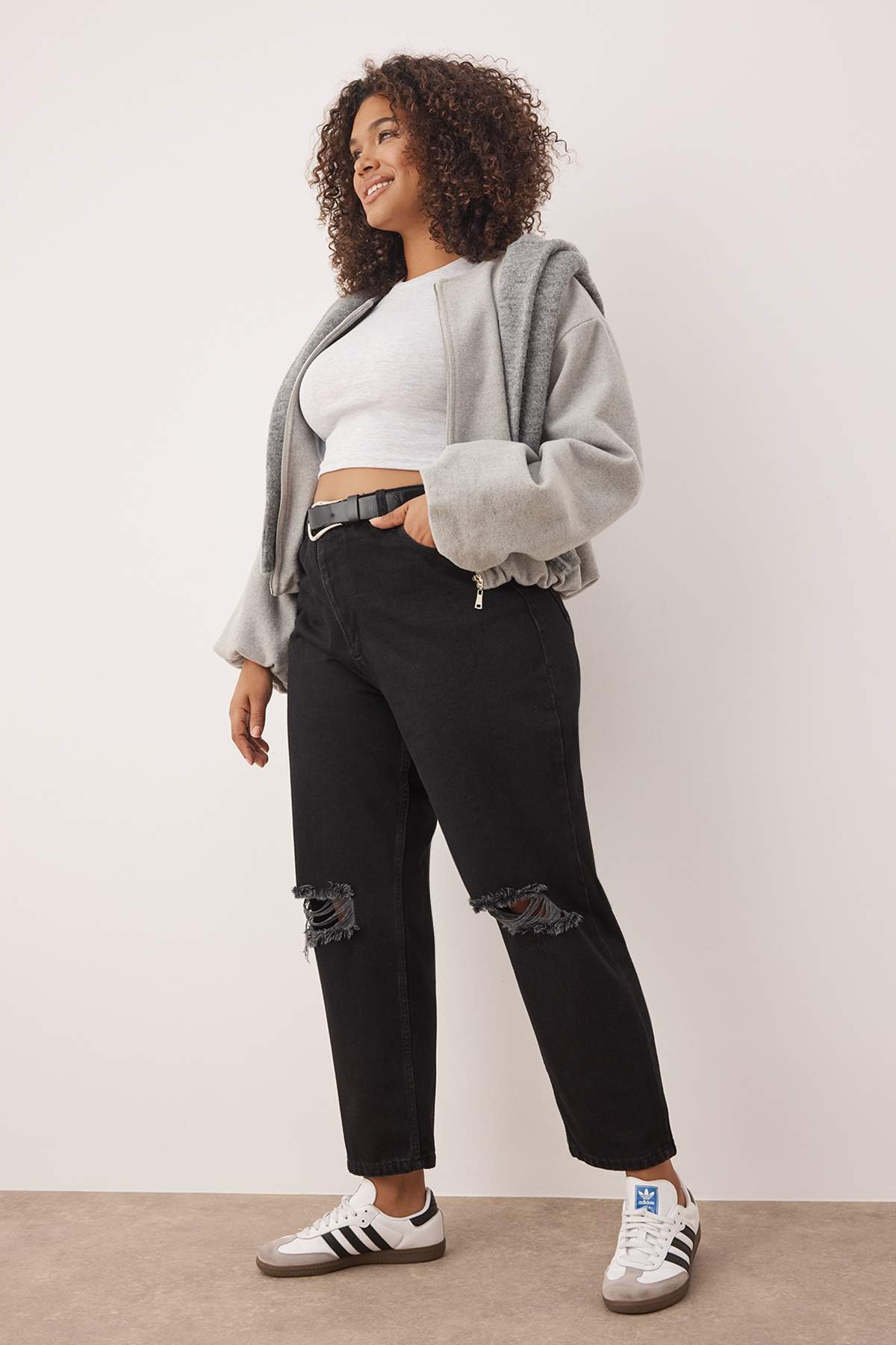 Trendyol Curve Schwarze Destroy-Detail-Jeans in Mom-Fit-Optik, große Größe, TBBSS23CJ00019