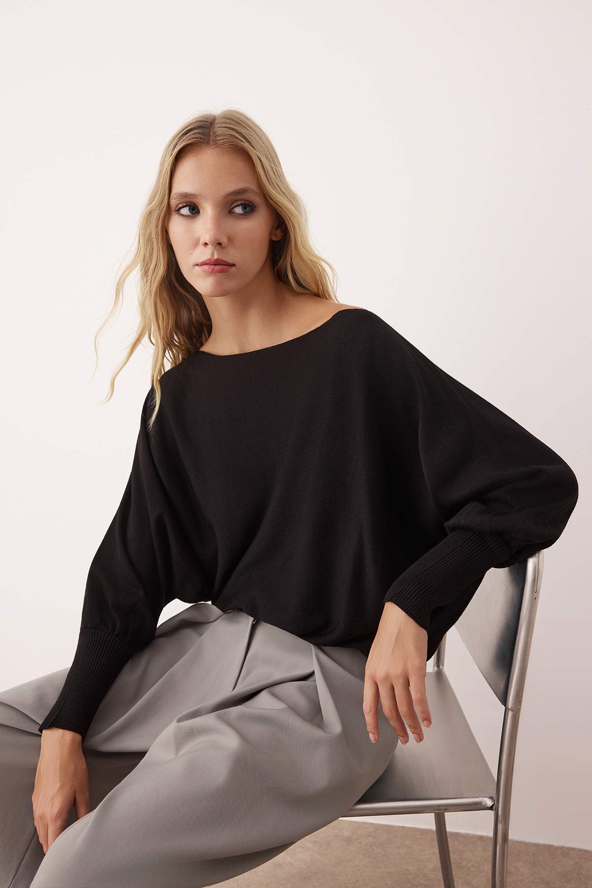 Trendyolmilla  Siyah Geniş Kalıp Yarasakol Kayık Yaka Triko Kazak TWOAW26KZ00198