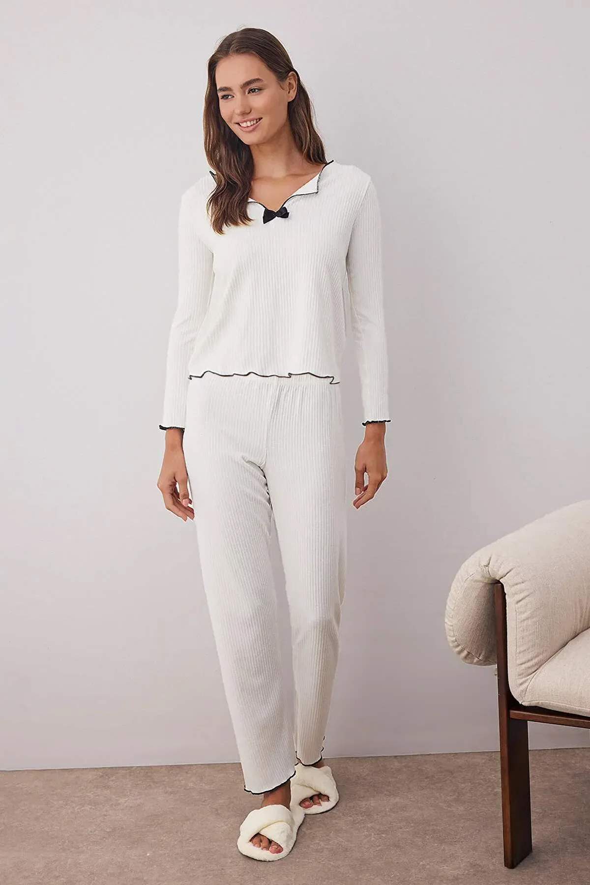 Trendyol Collection Fehér szalag/masni részletes bordás kötött pizsama szett ...