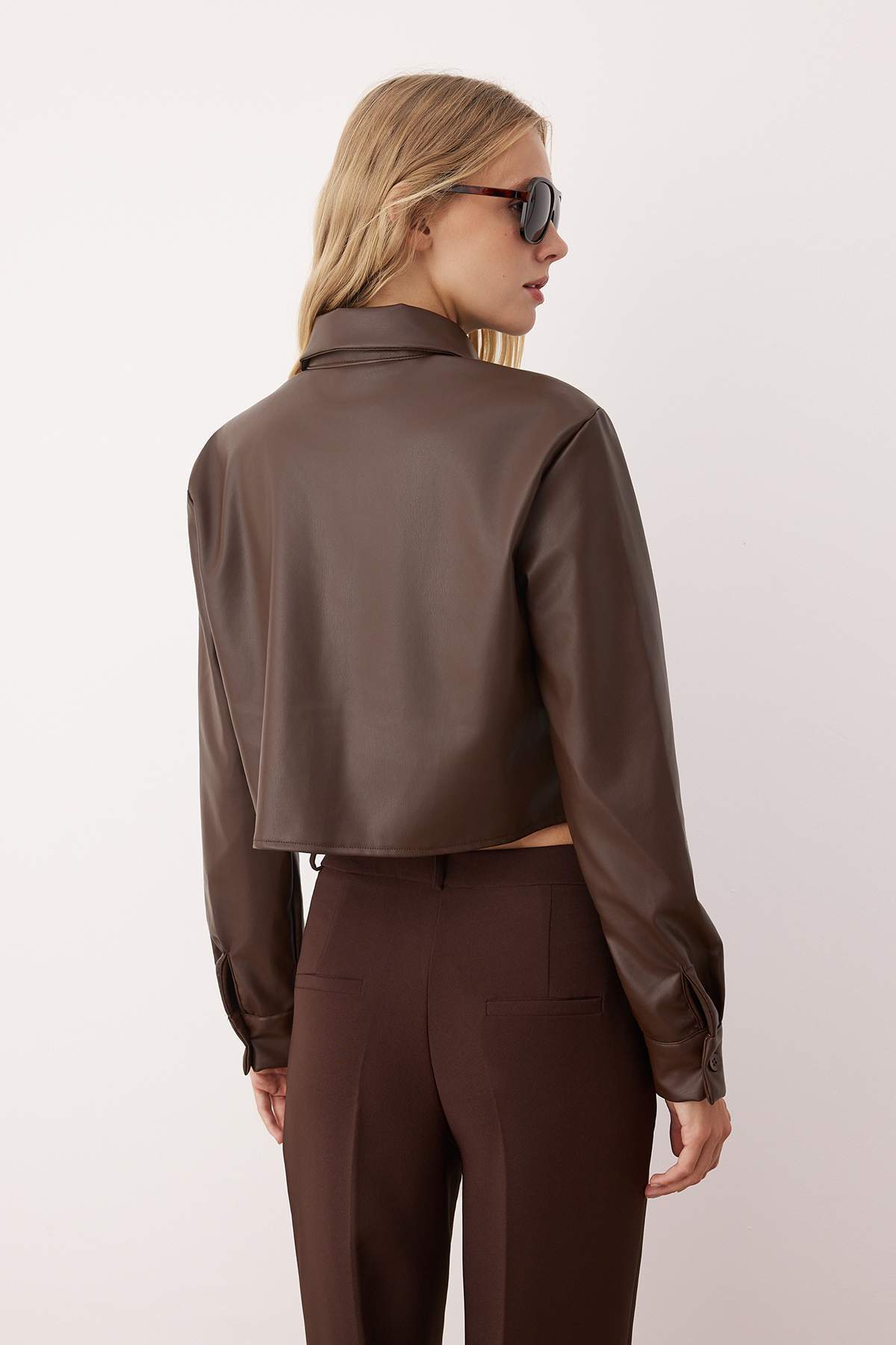 Trendyolmilla  Koyu Kahverengi Crop Deri Gömlek TWOAW26GO00025 - Görsel 5