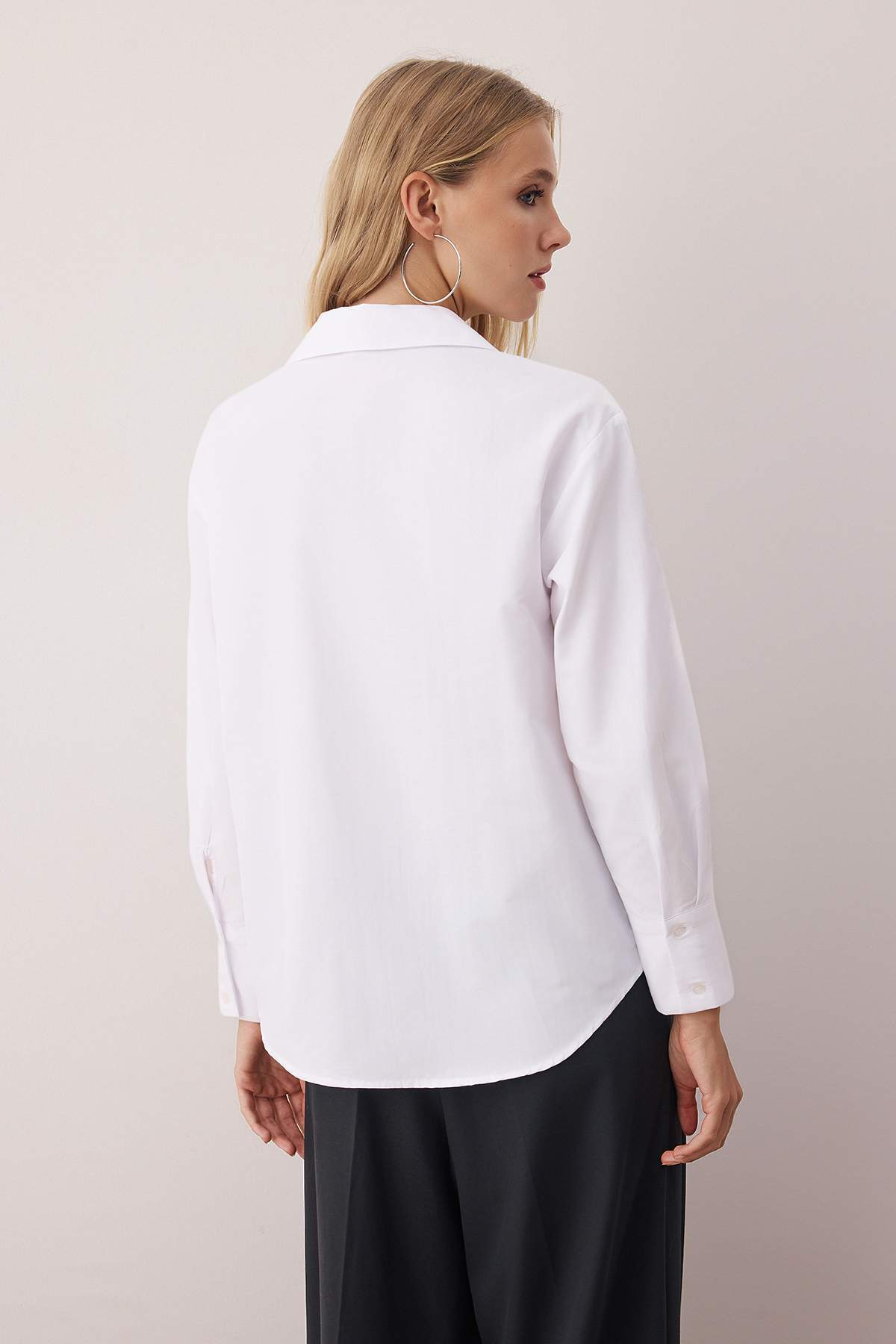 Trendyolmilla  Beyaz Cep Detaylı Önü Düğmeli Gömlek TWOAW26GO00058 - Görsel 5
