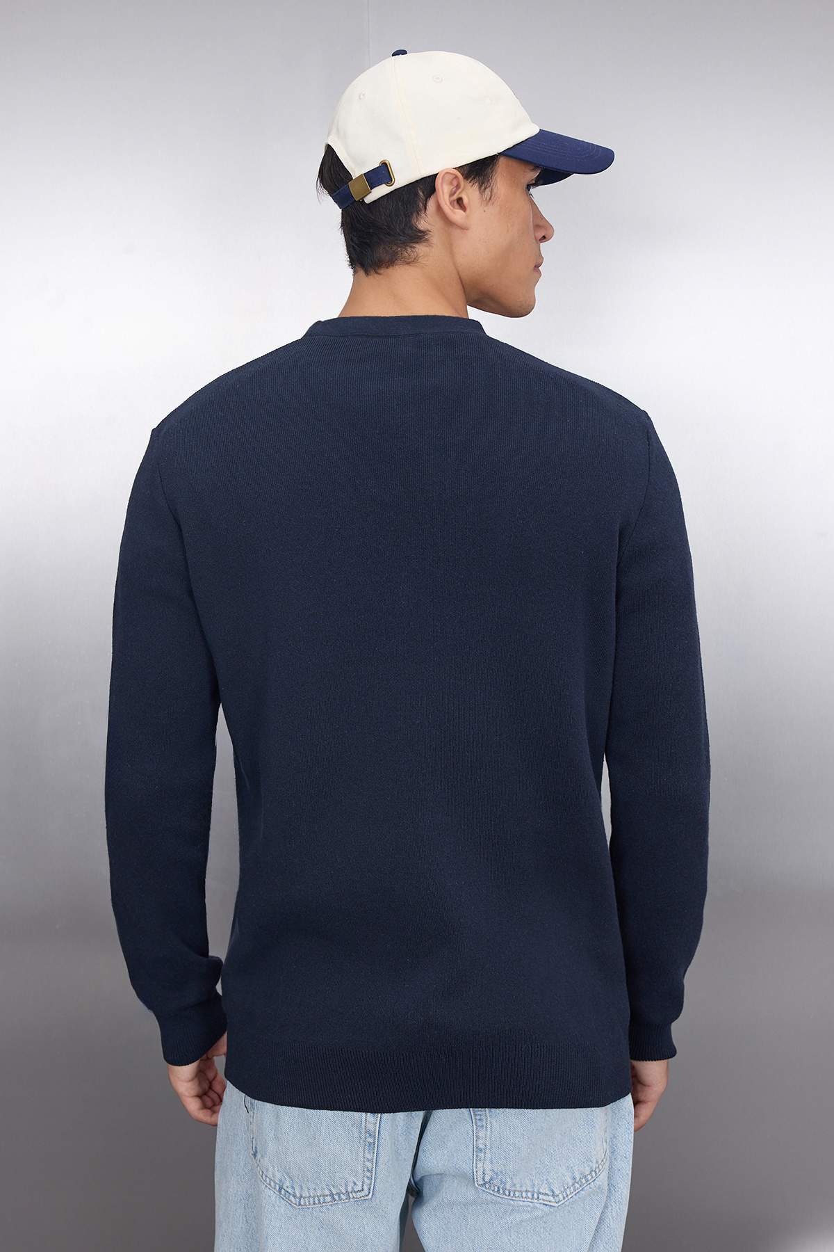 Trendyolmilla  Lacivert Erkek Slim Fit Pamuklu V Yaka Düğmeli Hırka TMNAW21HI0274 - Görsel 4