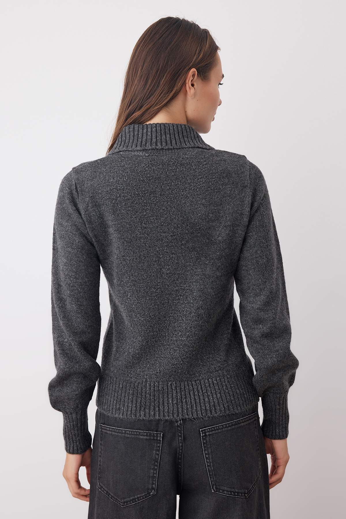 Trendyol Collection Антрацитовий поло з камінням на комірі Трикотажний светр TWOAW26KZ00222