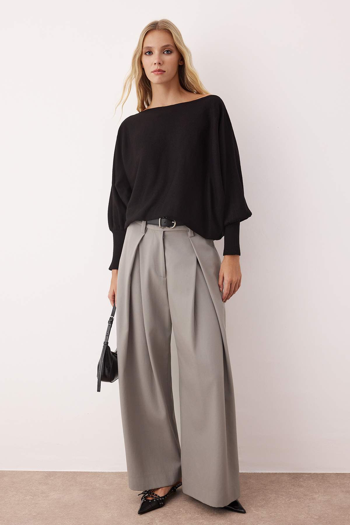 Trendyolmilla  Siyah Geniş Kalıp Yarasakol Kayık Yaka Triko Kazak TWOAW26KZ00198 - Görsel 2