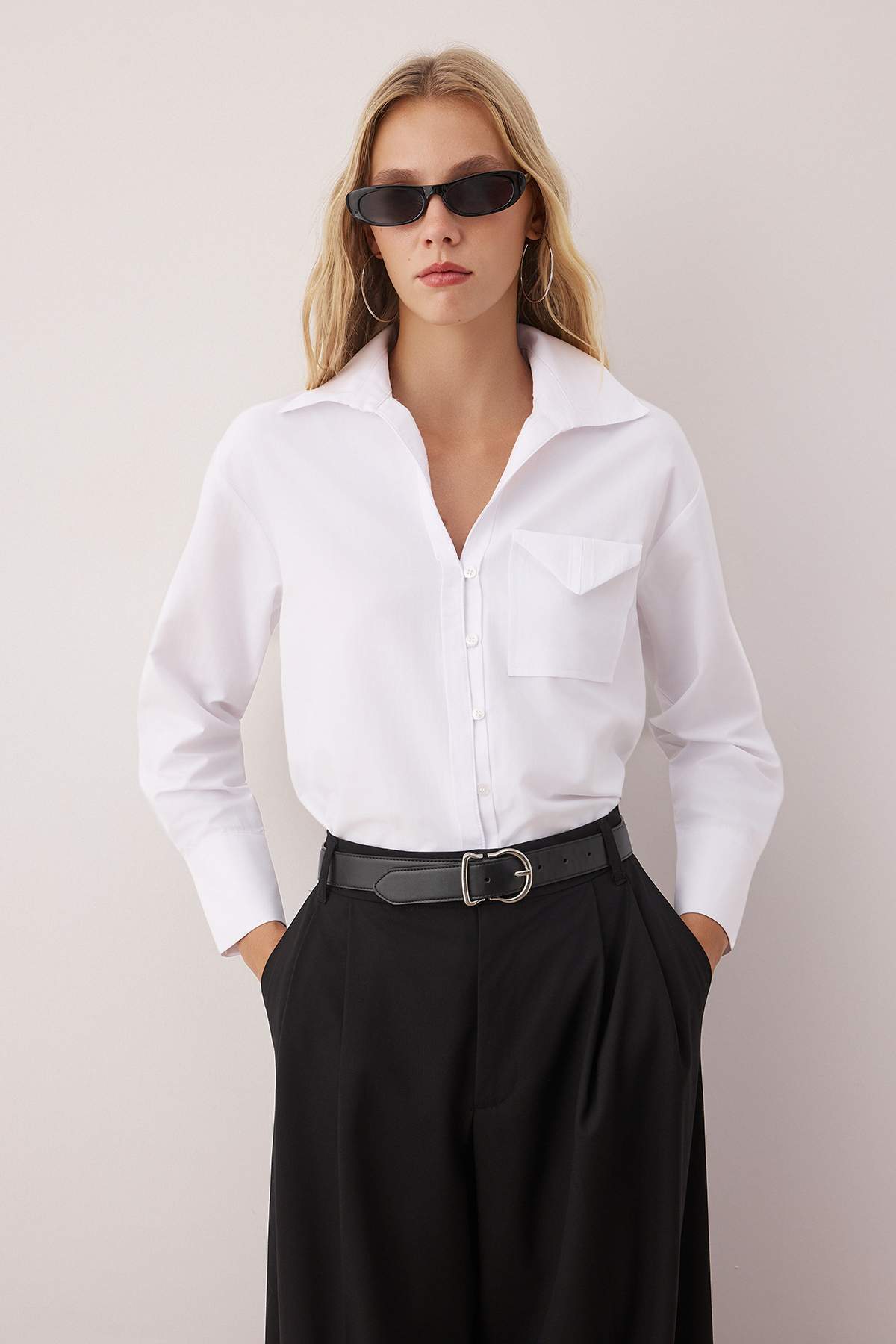 Trendyolmilla  Beyaz Cep Detaylı Önü Düğmeli Gömlek TWOAW26GO00058