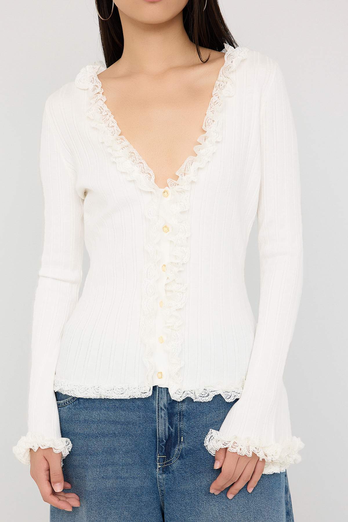 Trendyolmilla  Teen Ekru V Yaka Dantel Garnili Premium/Özel İplikli Fitted/Vücuda Oturan Triko Hırka TWOAW26HI00098 - Görsel 4