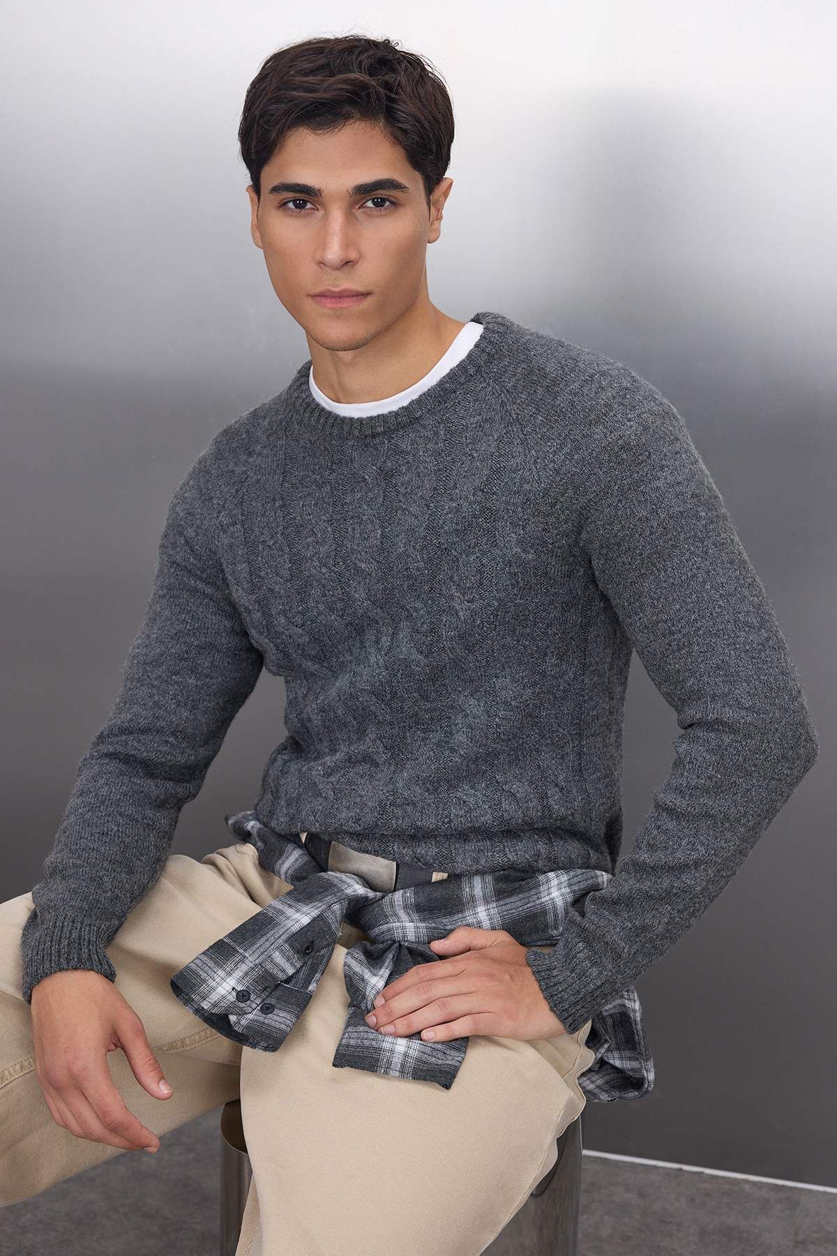 Trendyol Collection-Anthrazitfarbener Slim-Fit-Strickpullover mit Rundhalsausschnitt TMNAW25KZ00012 2
