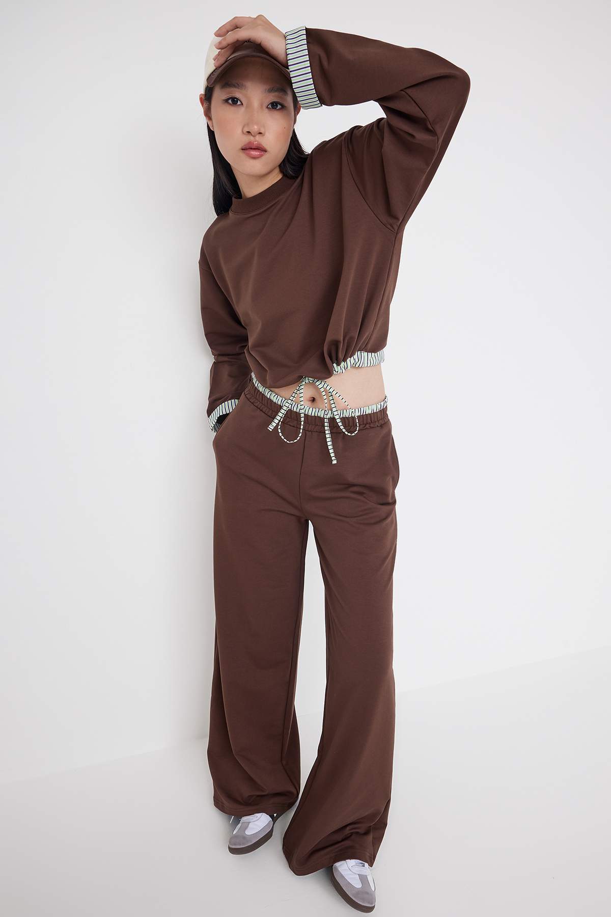 Trendyolmilla  Teen Kahverengi Relaxed Kalıp Wide Leg/Geniş Paça Örme Sweatshirt/Alt Eşofman Takımı TWOAW26AU00059 - Görsel 2