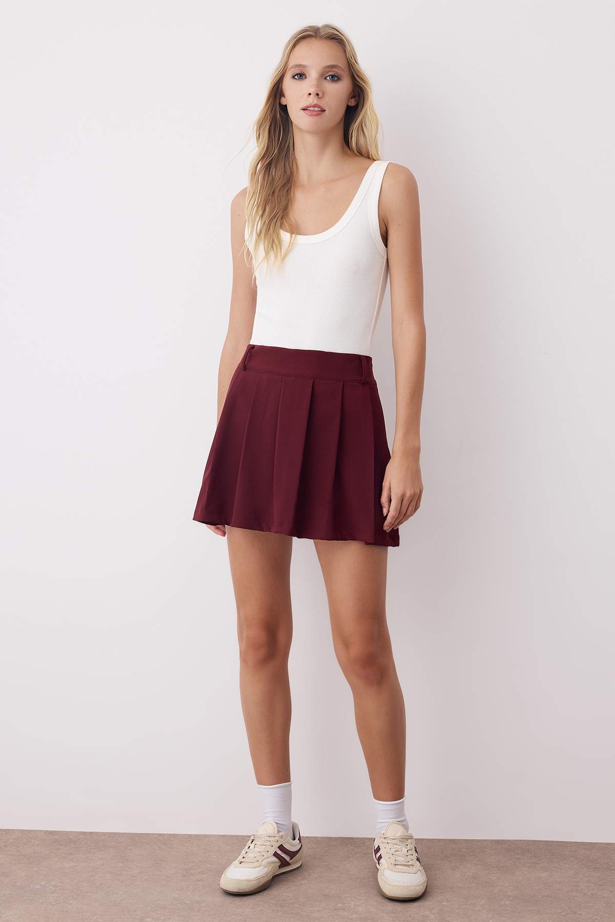 Trendyolmilla Bordo Piliseli Orta Bel Süper Mini Dokuma Etek Görünümlü Şort TWOAW25SR00038