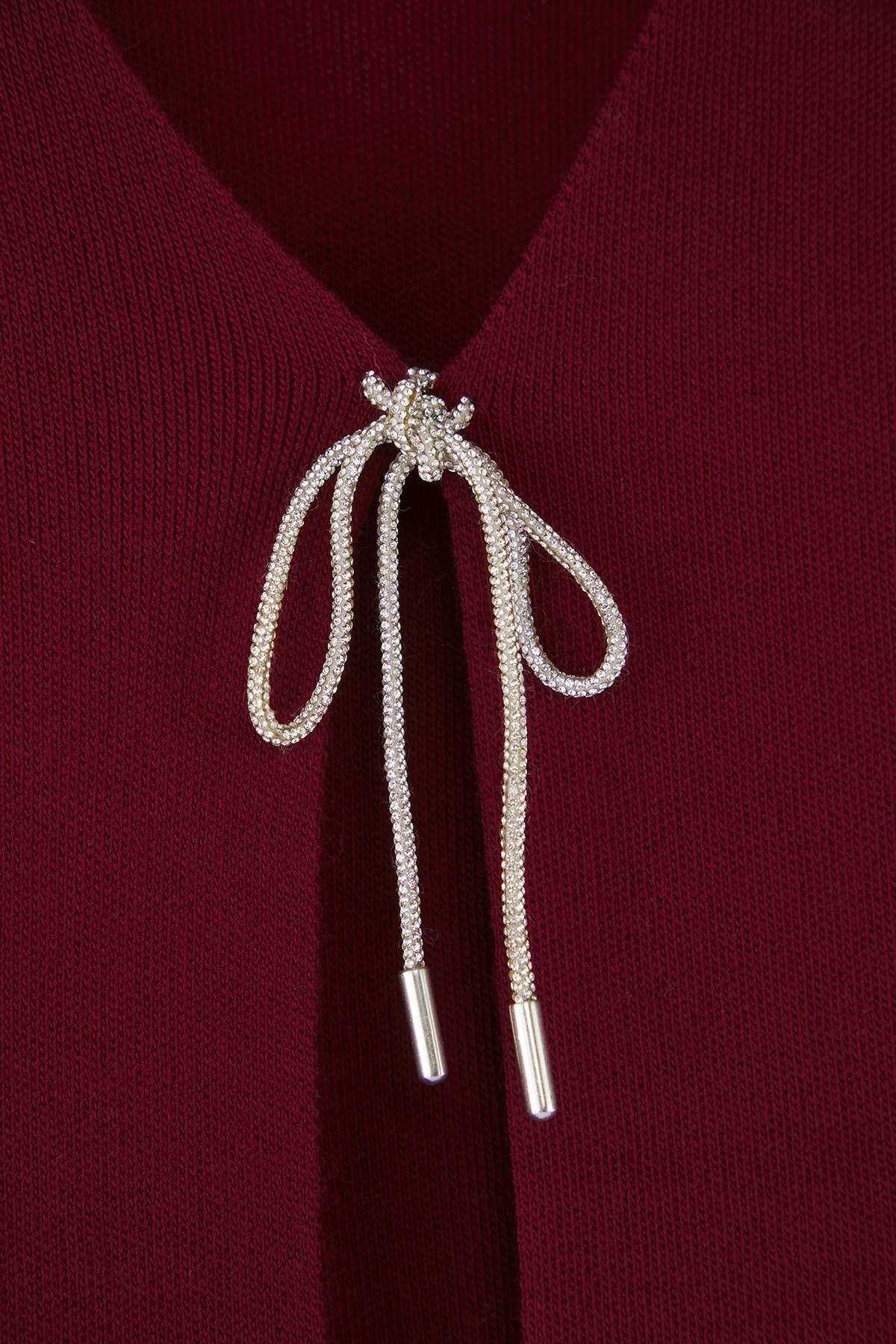 Trendyol Curve Burgunderfarbene Strickjacke mit Schleife/Band TBBAW26AV00011