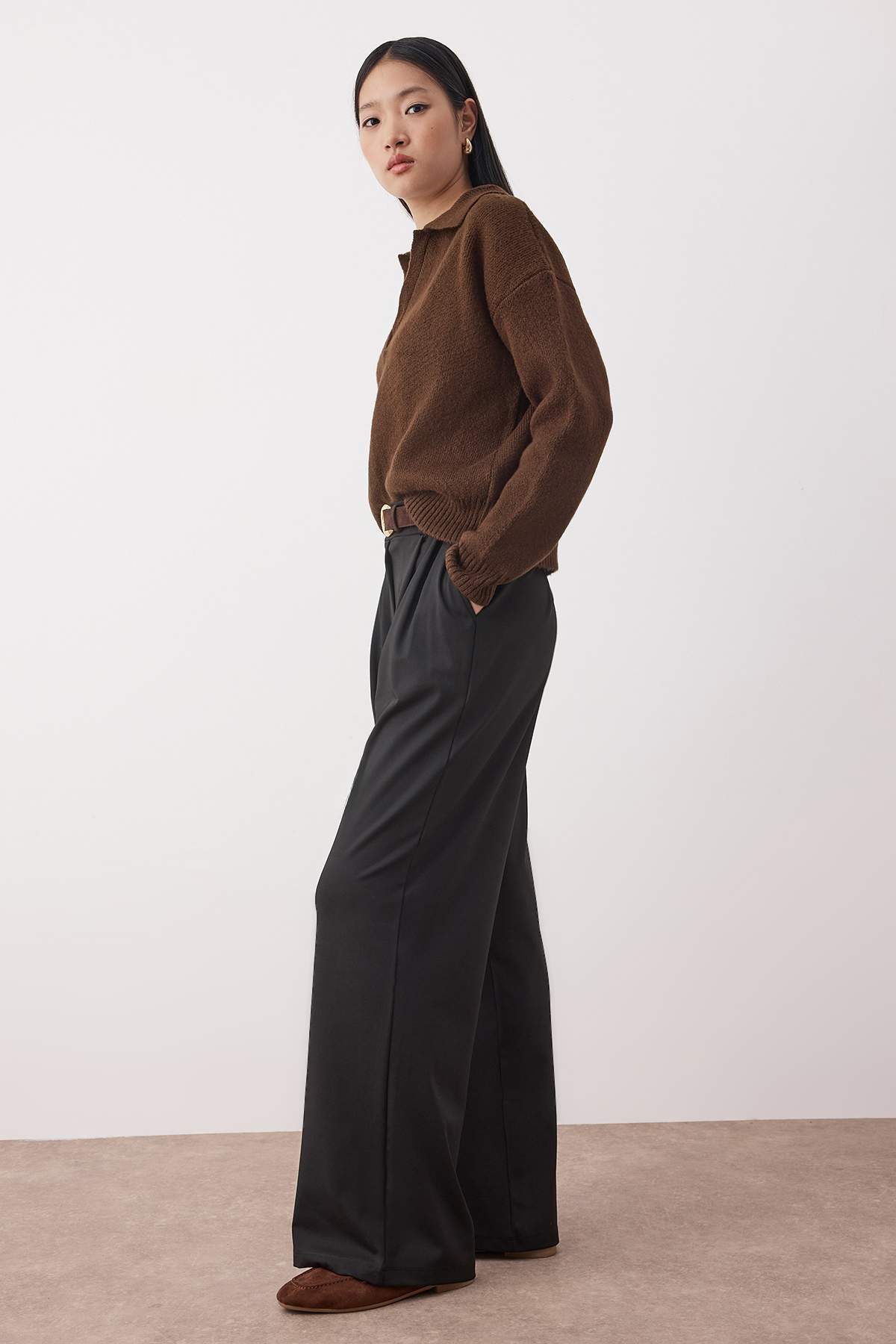 Trendyolmilla  Siyah Düz Wide Leg/Geniş Kesim Lastikli Pileli Esnek Örme Pantolon TWOAW26PL00058 - Görsel 2