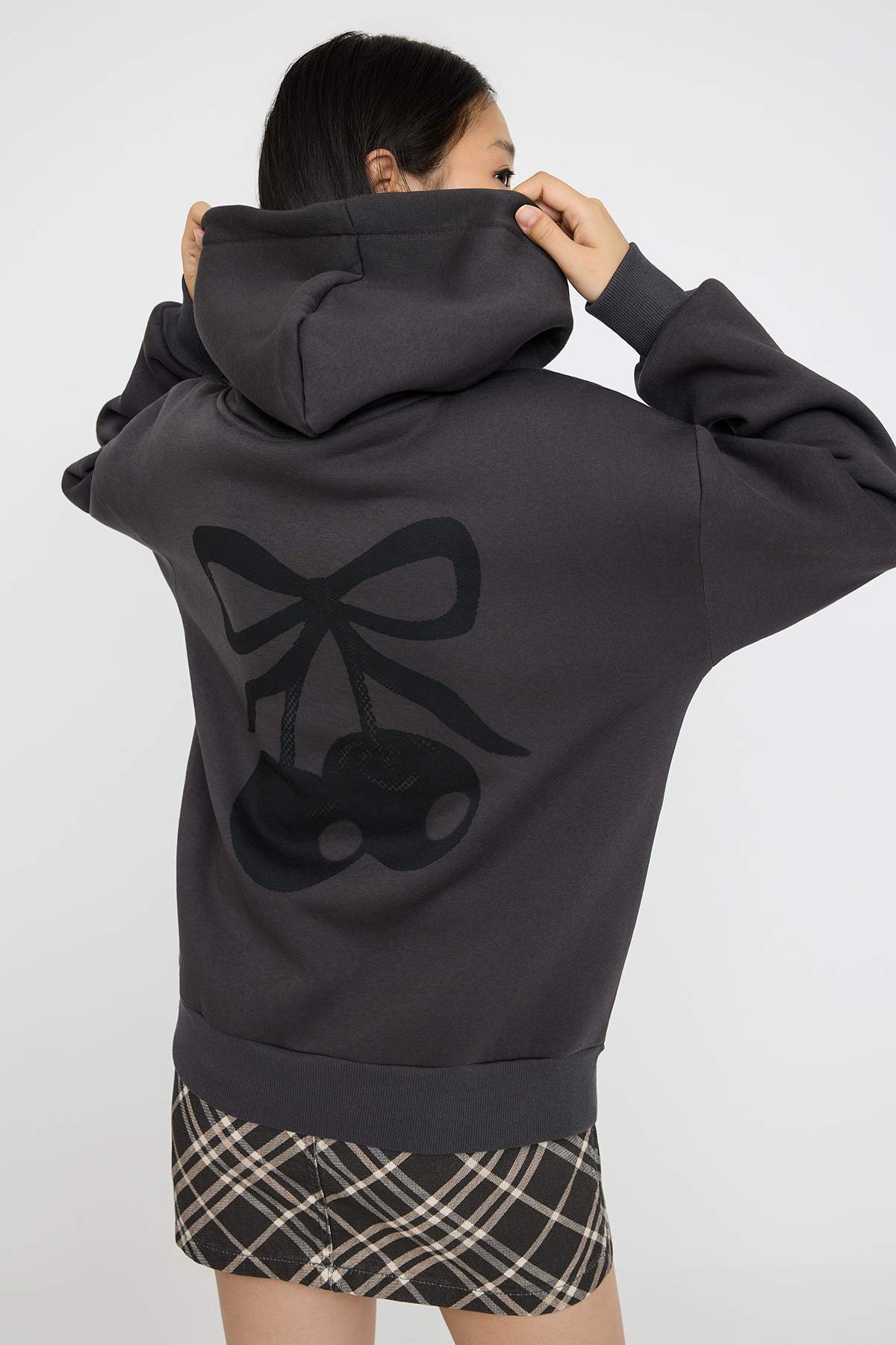 Trendyolmilla  Antrasit Oversize/Geniş Kalıp Kiraz Sırt Baskılı Kalın İçi Polarlı Örme Sweatshirt TWOAW26SW00019 - Görsel 2