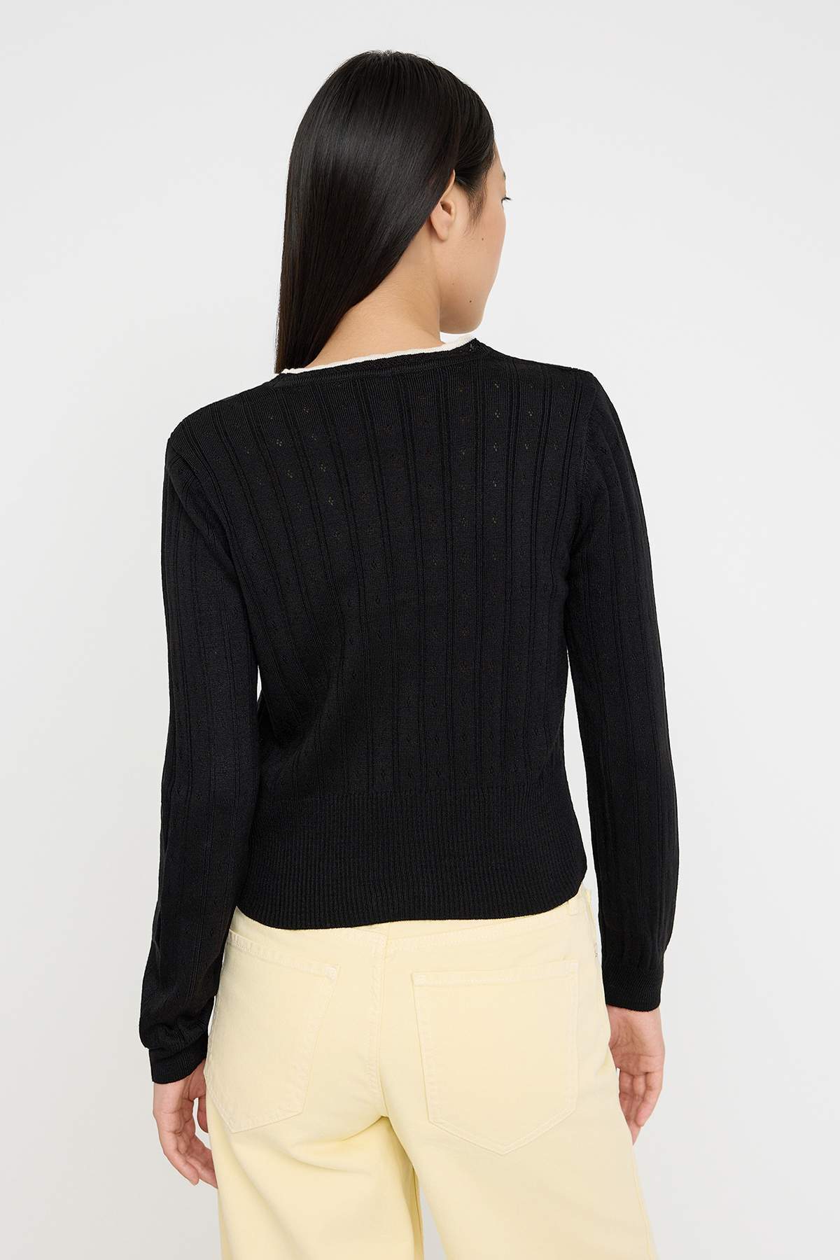 Trendyolmilla  Teen Siyah Ajurlu/Delikli Crop/Kısa Dantel Garnili Detaylı Triko Hırka TWOAW26HI00217 - Görsel 5