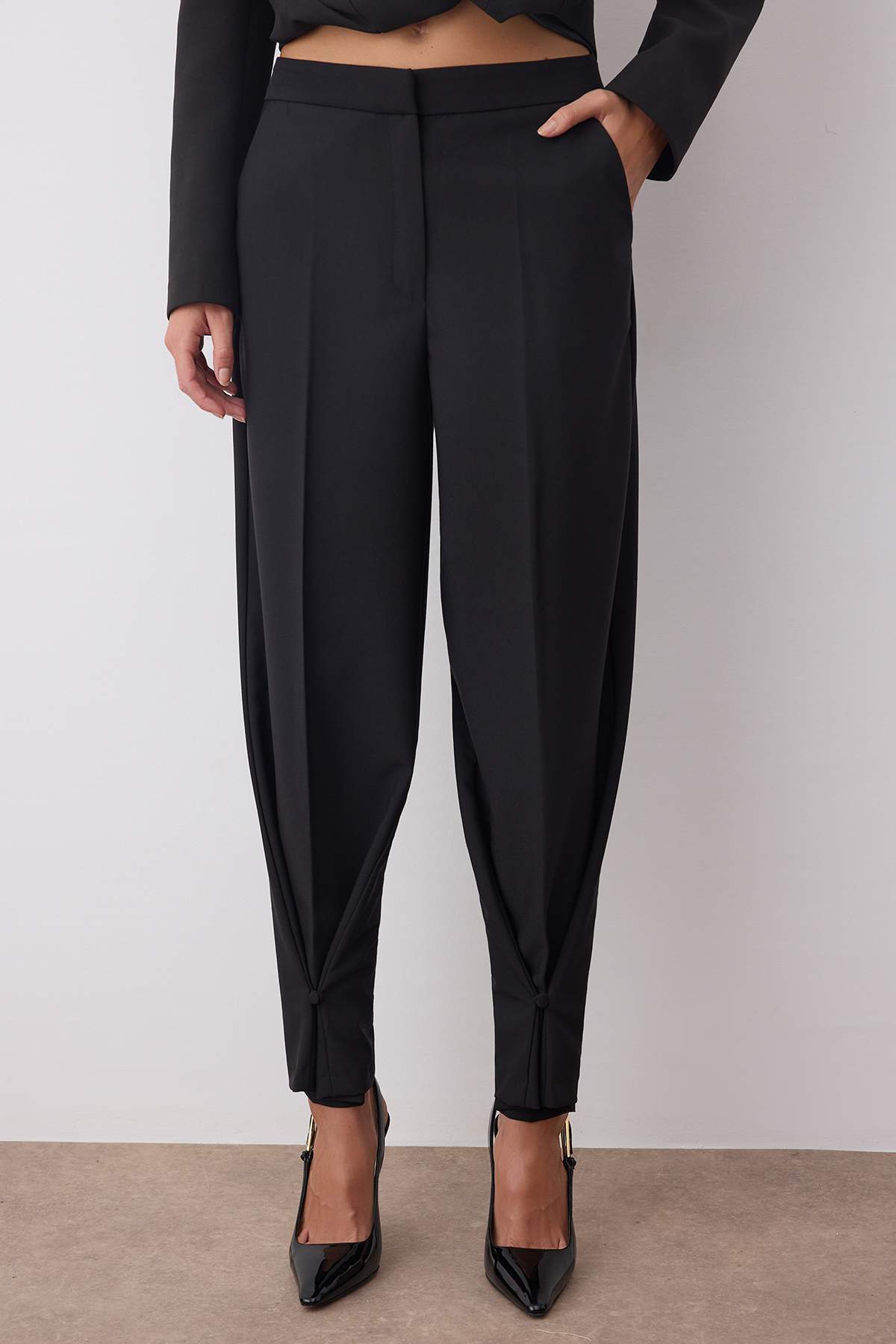 Trendyol Collection Schwarze Hose mit weitem Bein und Karottenstoff mit Knopfdetail am Bein TWOAW26PL00032