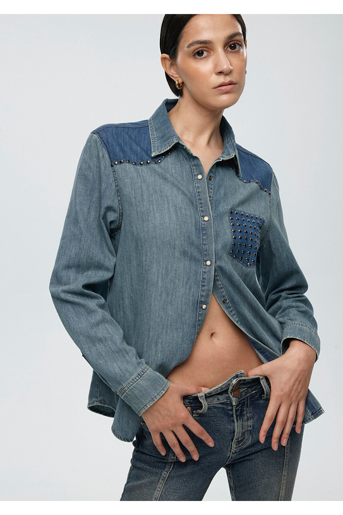 Janet Iconic Parçalı Indigo Mavisi  Jean Gömlek Fitted / Vücuda Oturan Kesim 1211045-89500 — آبی — تصویر 3 از 6
