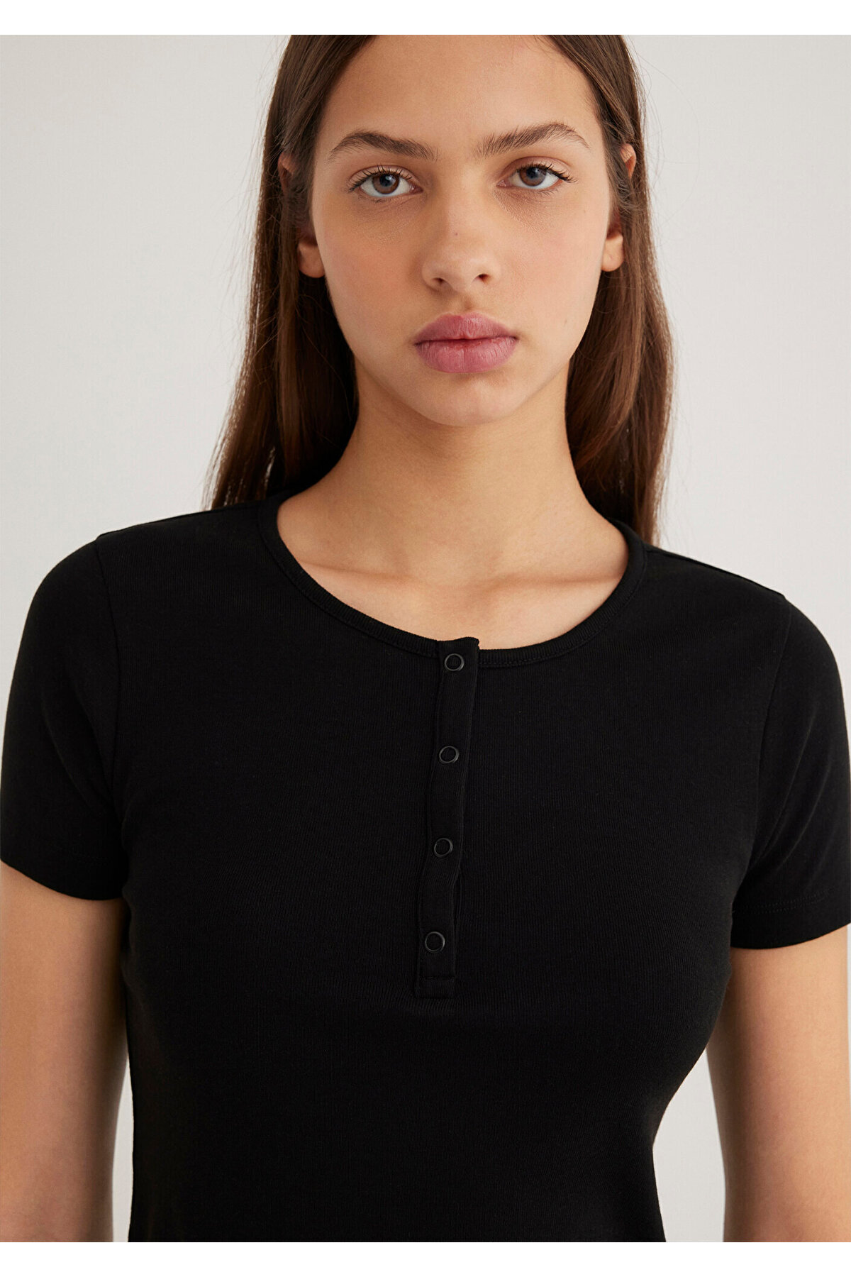 Mavi-Geknöpftes schwarzes Basic-T-Shirt mit kurzem Schnitt/Kurzschnitt 1611639-900 6