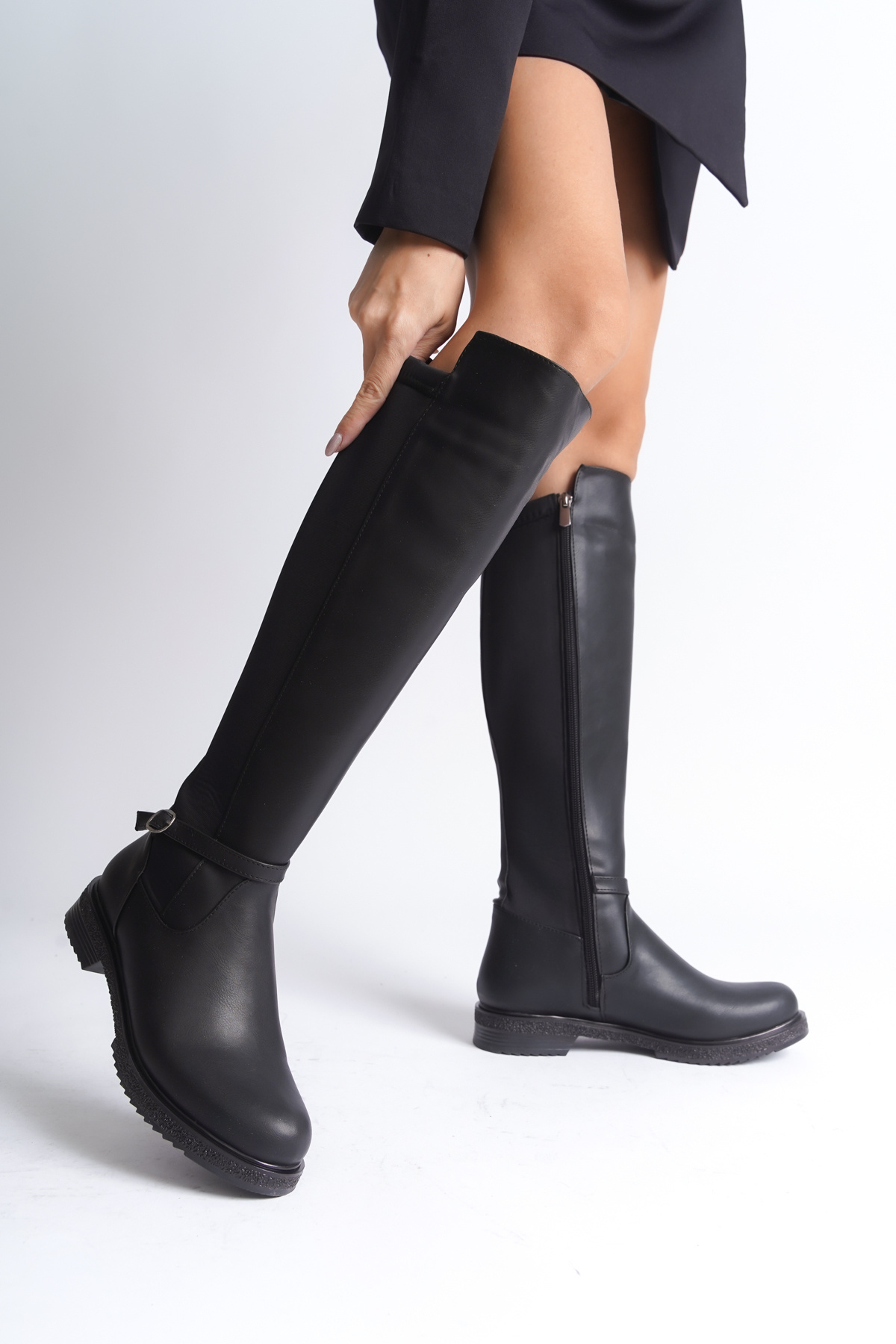 Capone Outfitters-Unterhalb des Knies. Damenstiefel aus Tauchstoff mit Banddetail vorne und seitlichem Reißverschluss 5