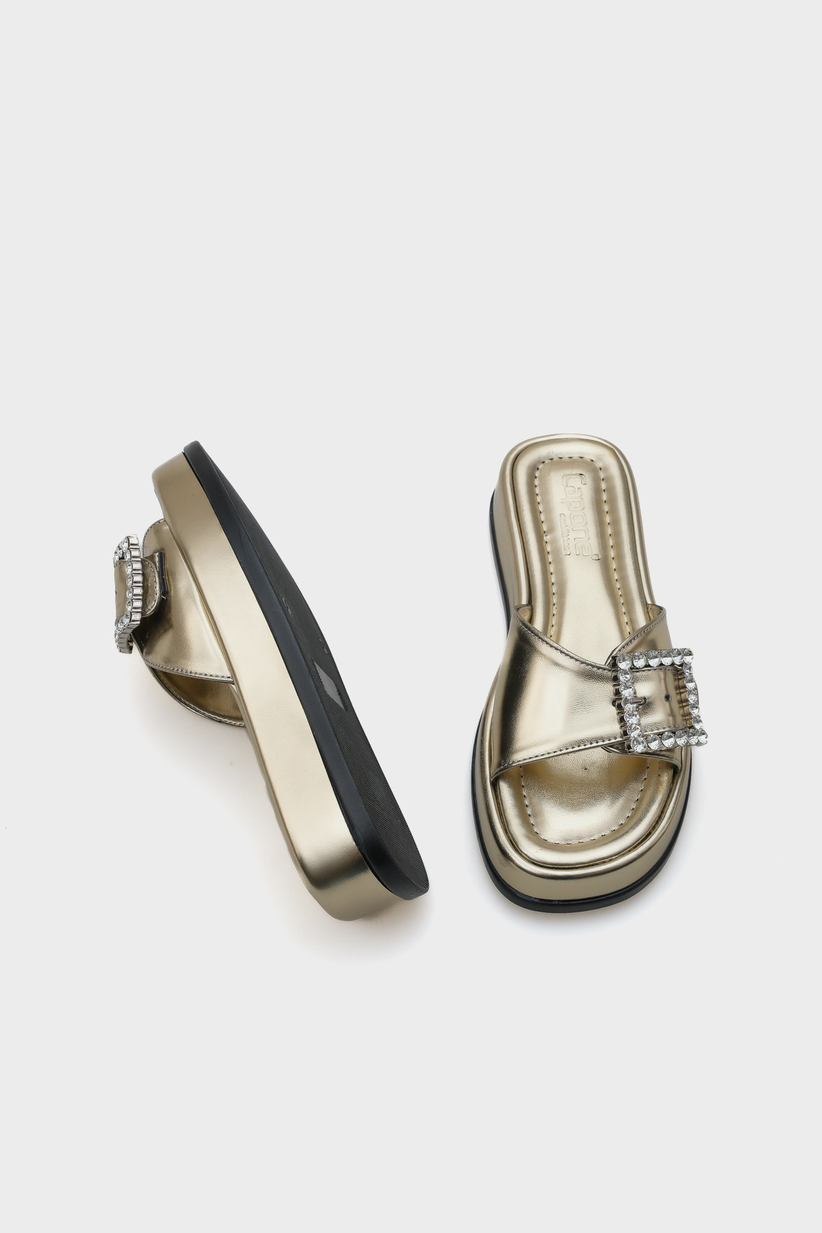 Capone Outfitters-Margi Damen-Hausschuhe mit Keilabsatz und einem Riemen, Steinschnalle, Metallic 4