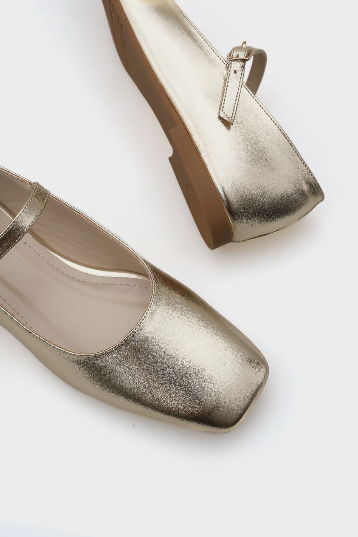 Capone Outfitters-Blunt Toe Strapped Marj Jane Metallic Gold Damen-Ballerinas 4
