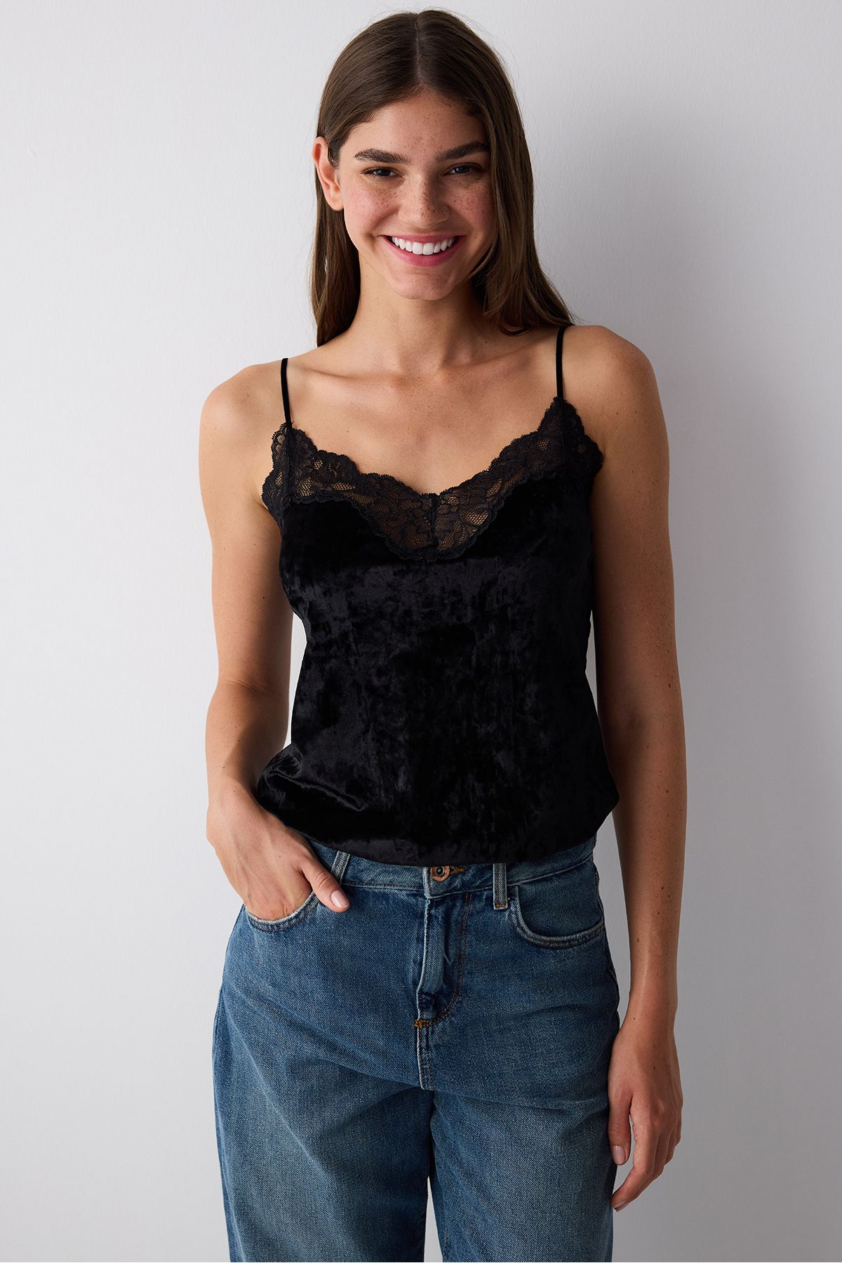 Penti-Schwarzes Samt-Tanktop mit dünnen Trägern und Spitzendetail 1