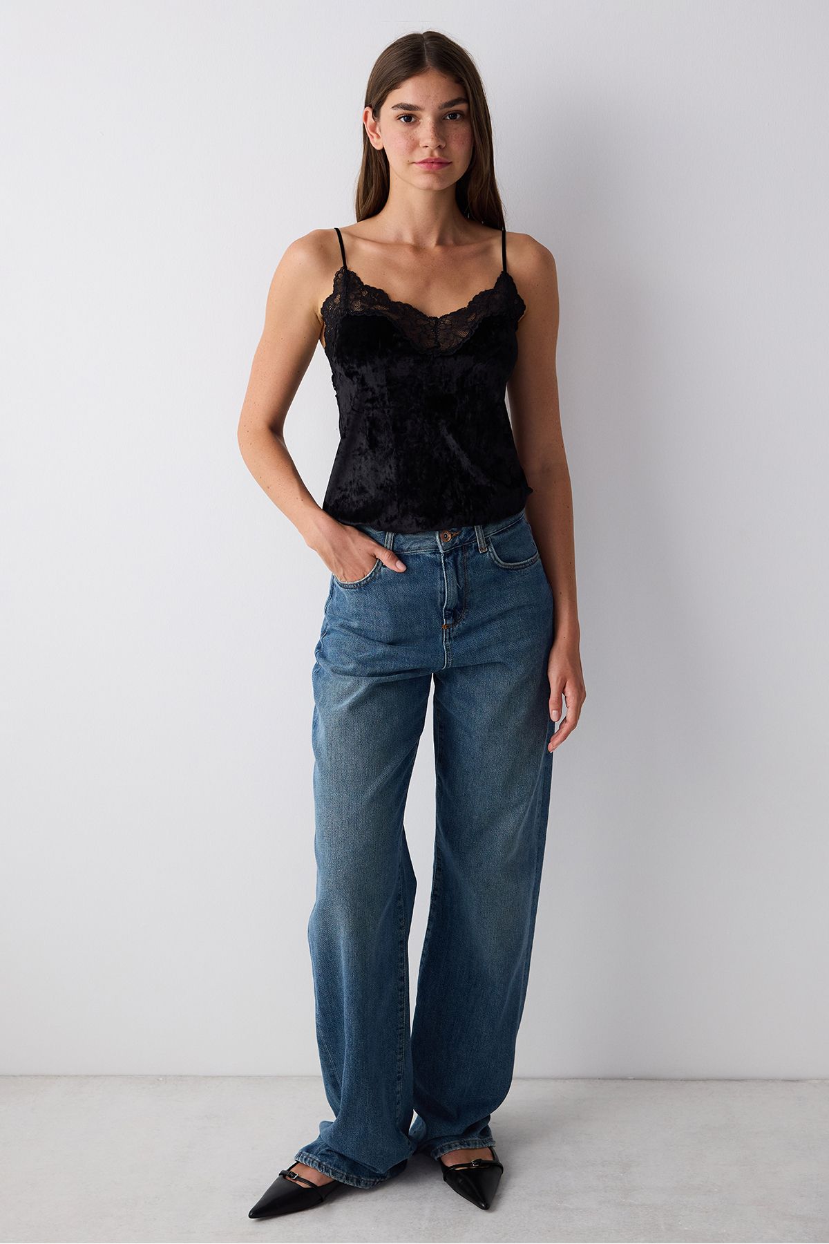 Penti-Schwarzes Samt-Tanktop mit dünnen Trägern und Spitzendetail 3