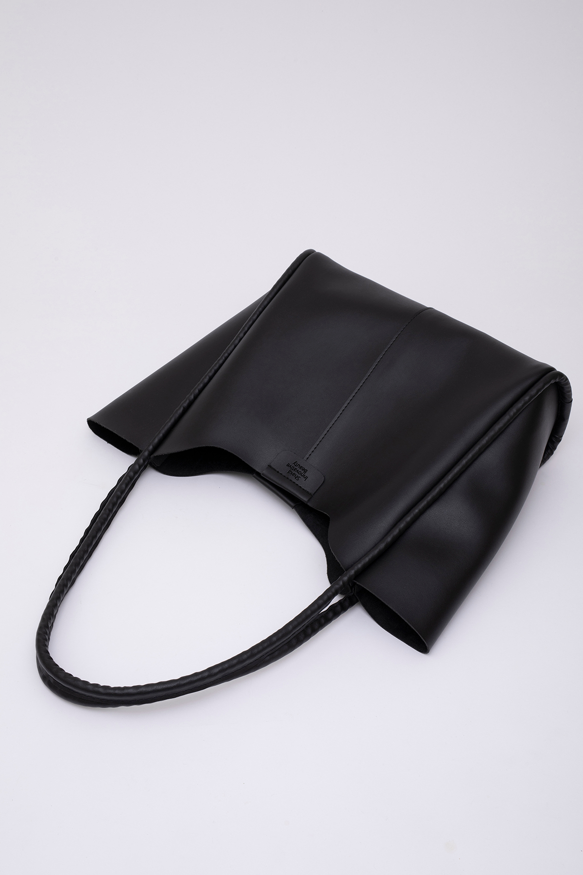 Shaka Siyah Shk76 Çıtçıtlı Fitil Askılı Suni Deri Makyaj Çantalı Büyük Boy Kadın El ve Omuz Çantası fotoğrafı 5 (önizleme)