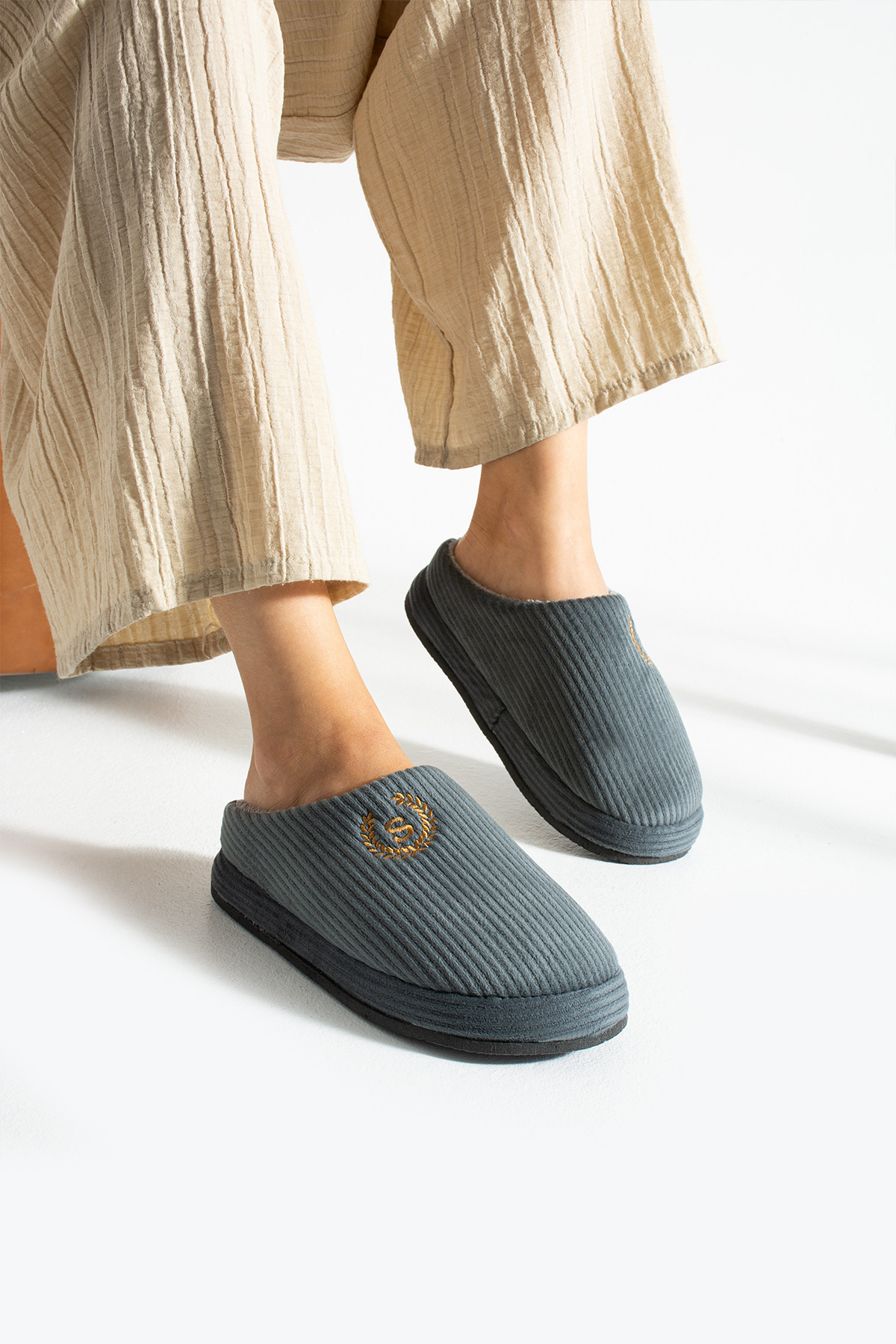 SWORD  Nakışlı Kadife Ev Terliği | Kışlık Unisex Ev Terliği | Kaydırmaz Taban - Görsel 3