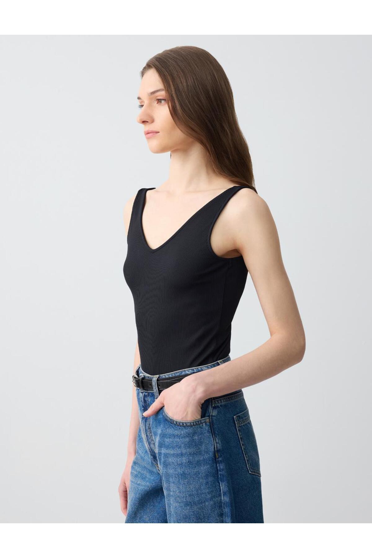 Jimmy Key-Black Slim Fit V-Neck Knitted Undershirt 3